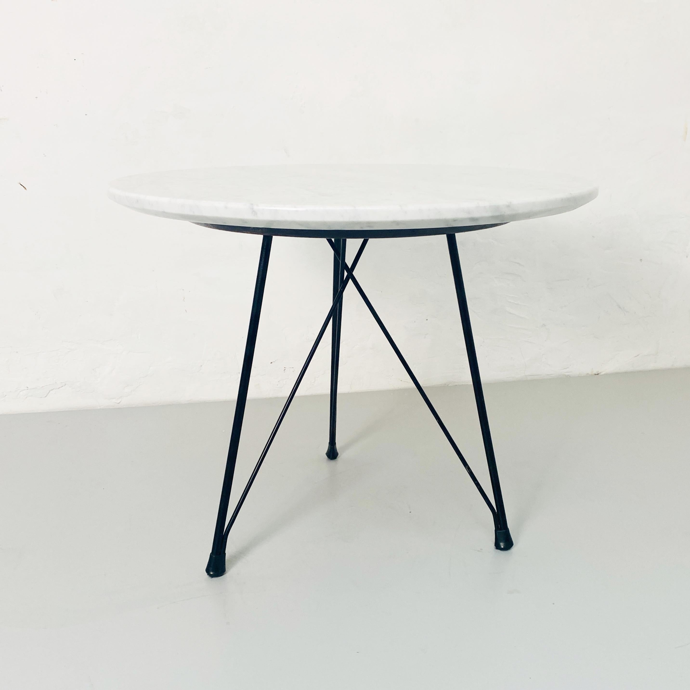 Table basse ronde italienne en marbre et métal émaillé noir, années 1960 Bon état - En vente à MIlano, IT