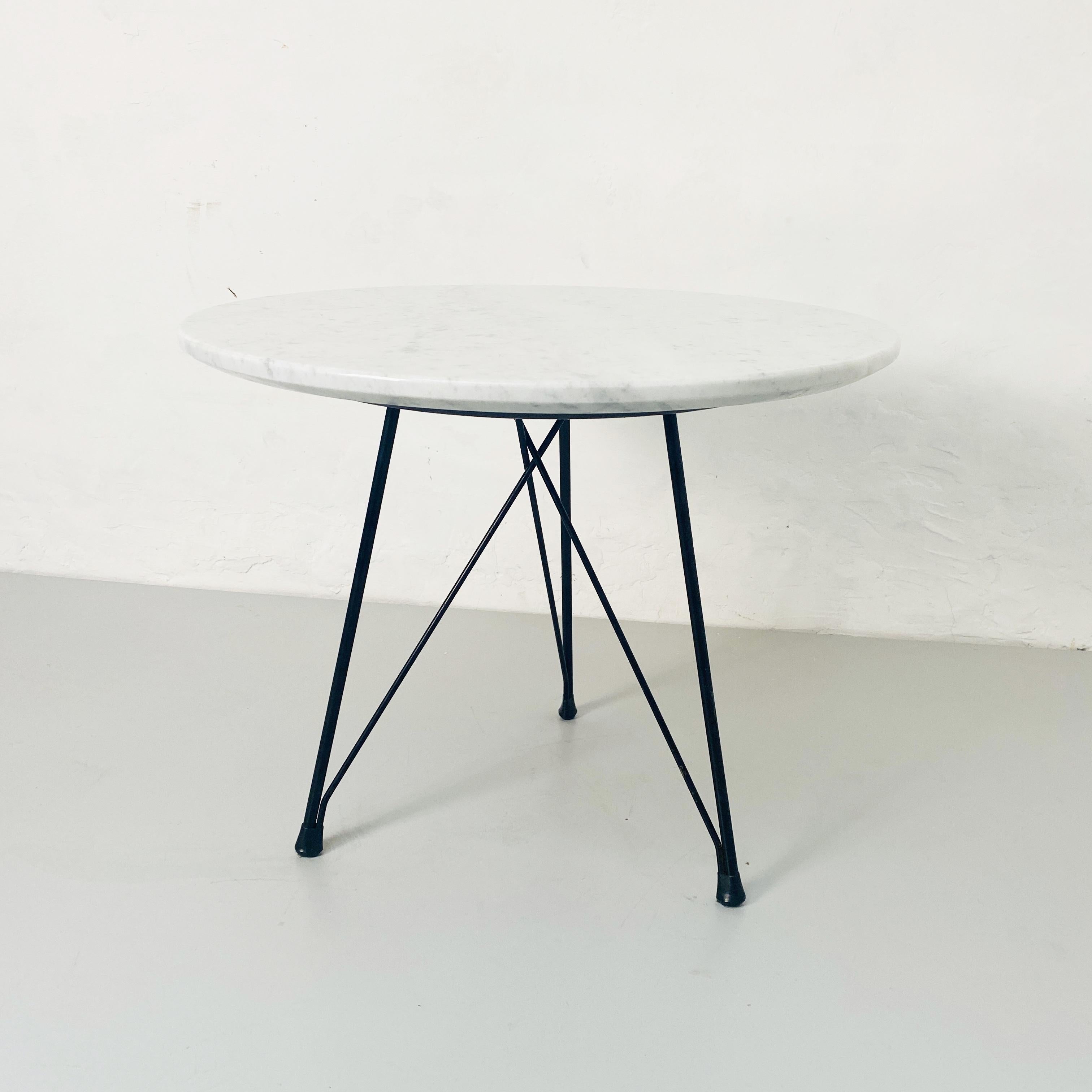 Milieu du XXe siècle Table basse ronde italienne en marbre et métal émaillé noir, années 1960 en vente
