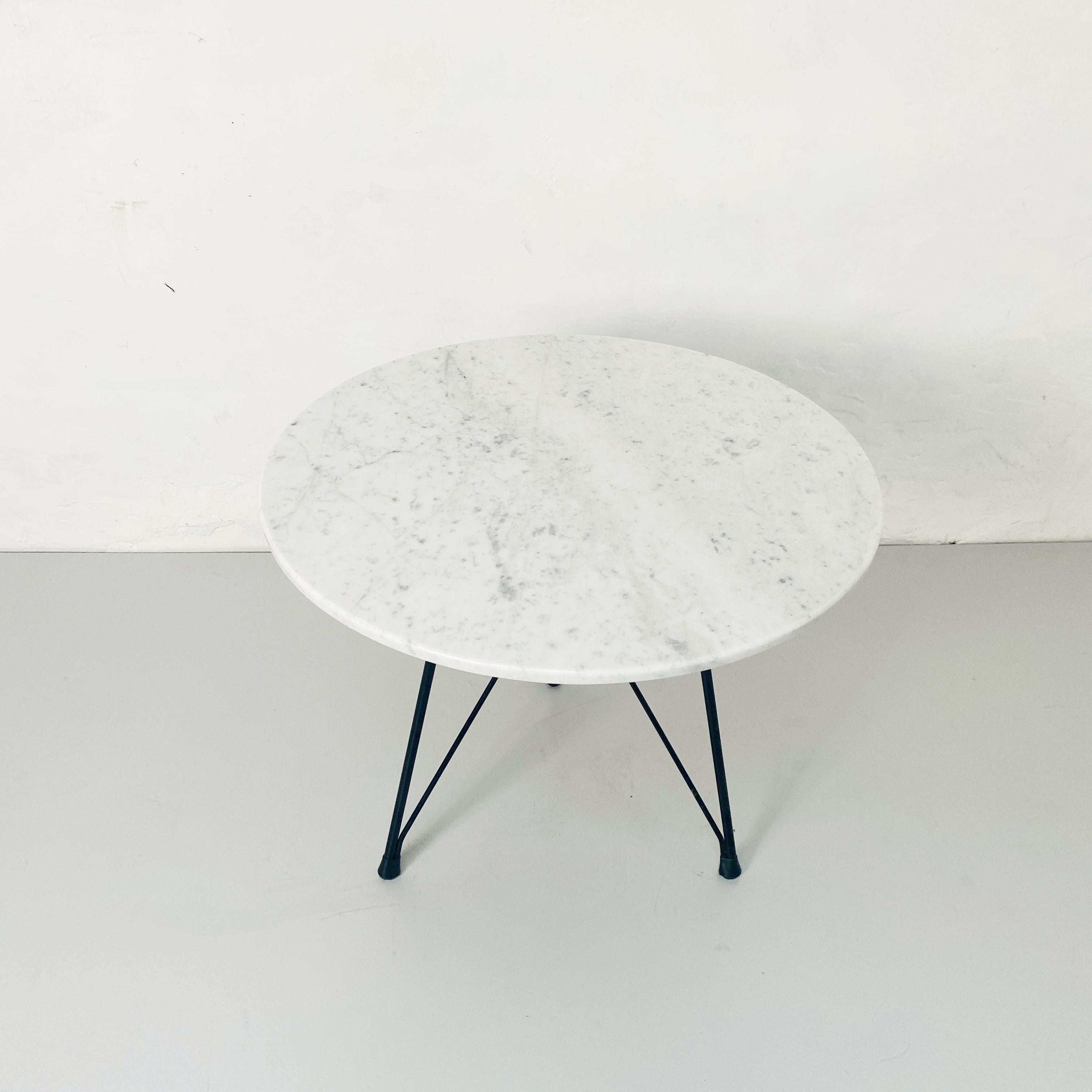 Laiton Table basse ronde italienne en marbre et métal émaillé noir, années 1960 en vente