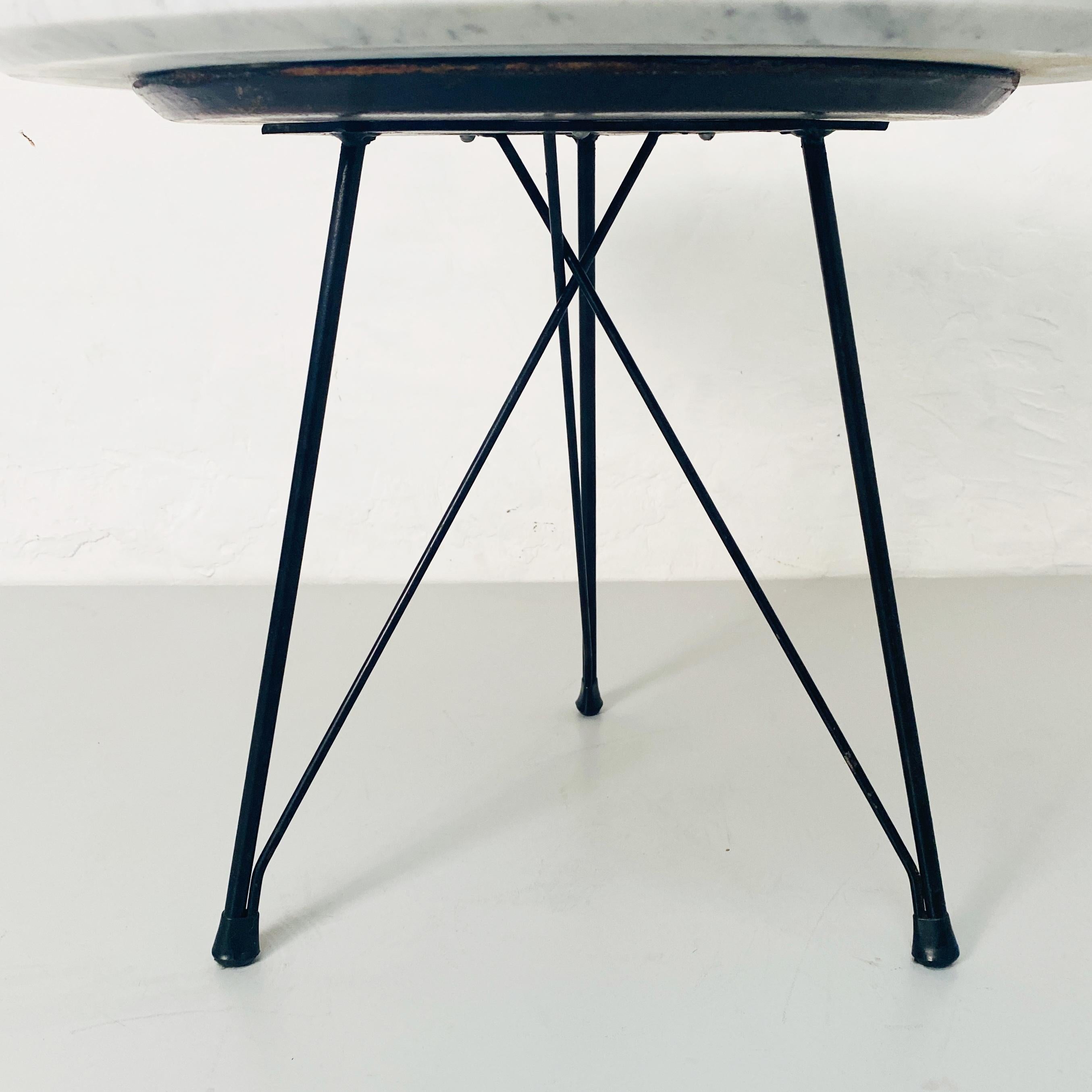 Table basse ronde italienne en marbre et métal émaillé noir, années 1960 en vente 1