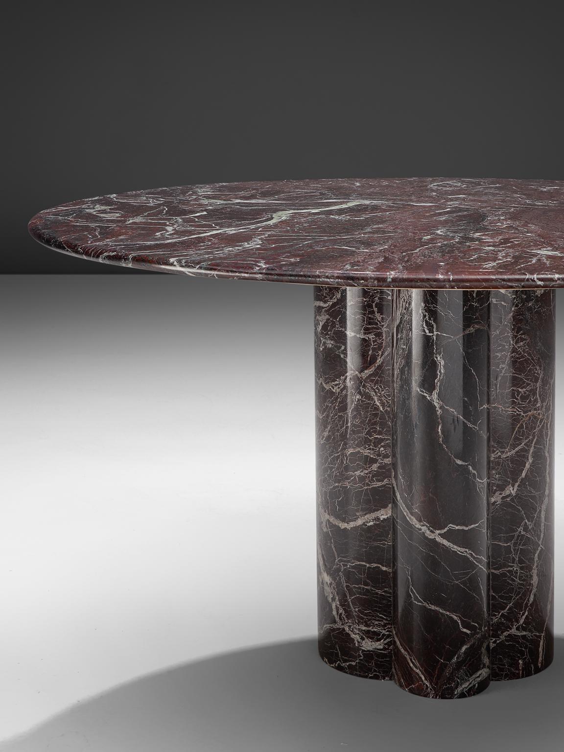Italienischer runder Tisch aus tiefrotem Marmor im Zustand „Gut“ in Waalwijk, NL