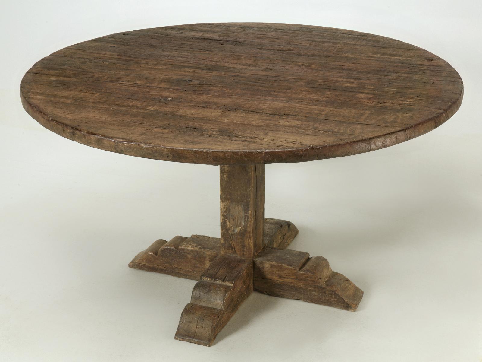 Notre table de salle à manger Old Plank est une reproduction authentique d'une table de cuisine ou de salle à manger ronde italienne datant d'environ 1840. Elle est fabriquée en chêne recyclé. Nos finisseurs Old Plank ont utilisé toutes les