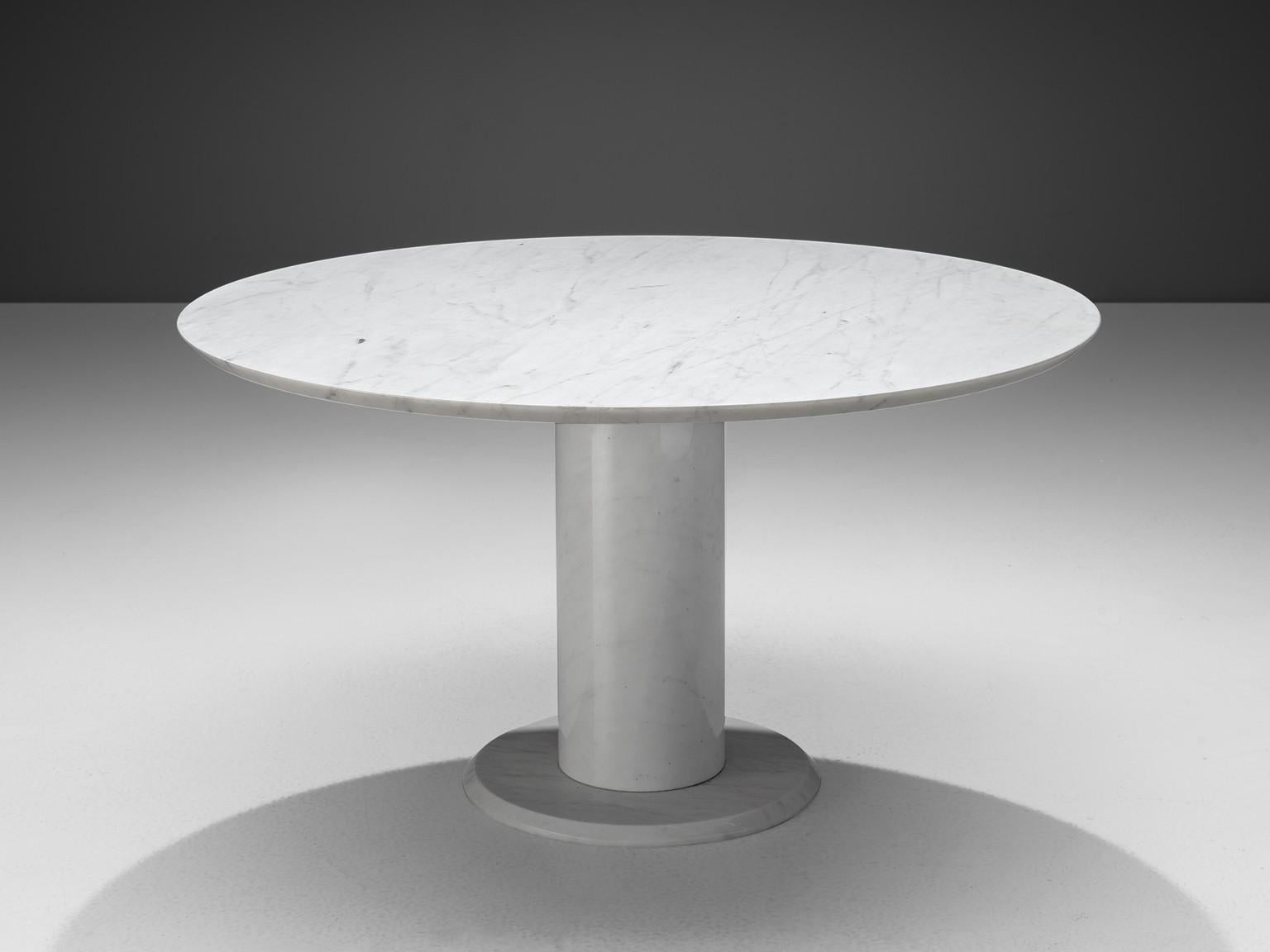 Mesa de comedor redonda, mármol blanco de Carrara, Italia, años 60

Procedente de la Italia de los vibrantes años 60, esta mesa de comedor redonda de exquisito mármol blanco de Carrara personifica el arte y la innovación del diseño posmoderno. Su