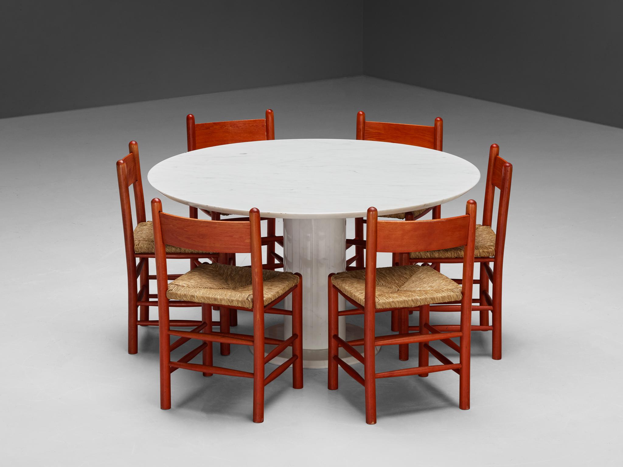Ensemble de salle à manger composé d'une table ronde italienne en marbre de Carrare et d'un ensemble de six chaises de salle à manger françaises avec châssis en bois rouge et sièges en paille.


Table de salle à manger ronde, marbre blanc de