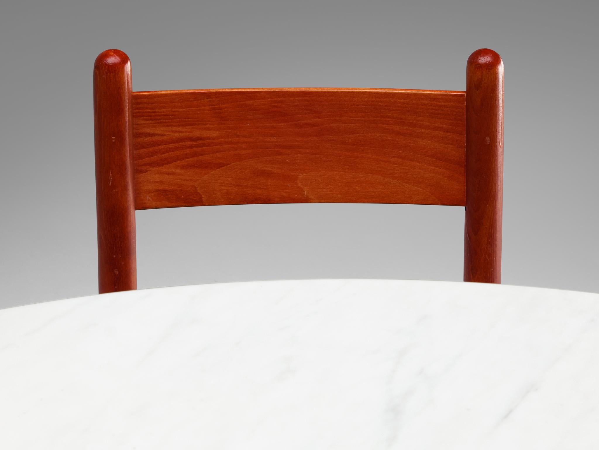 Table de salle à manger ronde italienne en marbre avec ensemble de six chaises rouges françaises Bon état - En vente à Waalwijk, NL