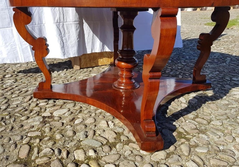 Italian Round Dining Table, Italy 19th Century Inlaid Wood Charles X Biedermeier For Sale 5