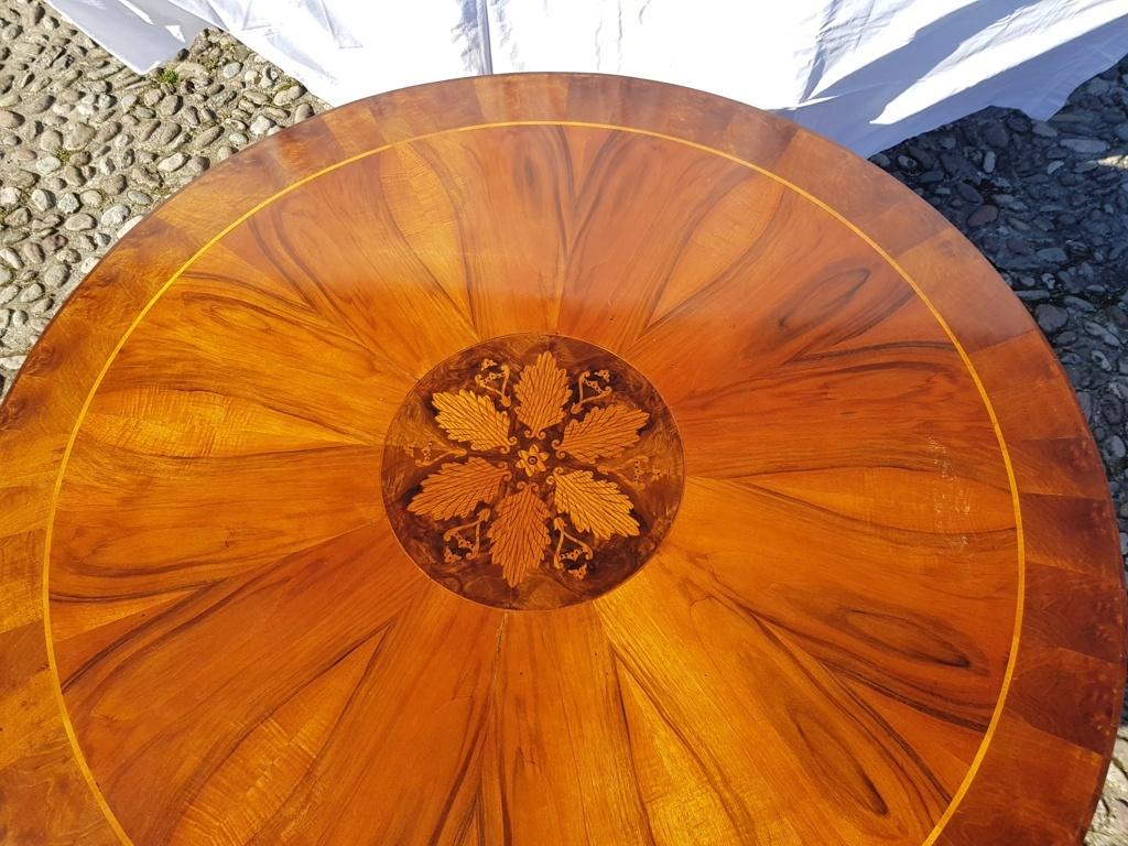 Italian Round Dining Table, Italy 19th Century Inlaid Wood Charles X Biedermeier For Sale 6