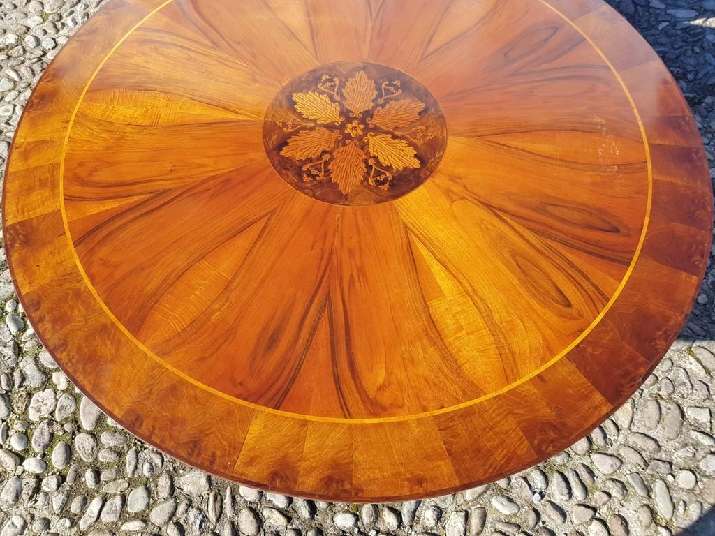 Italian Round Dining Table, Italy 19th Century Inlaid Wood Charles X Biedermeier For Sale 7
