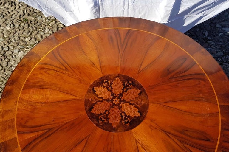 Italian Round Dining Table, Italy 19th Century Inlaid Wood Charles X Biedermeier For Sale 8