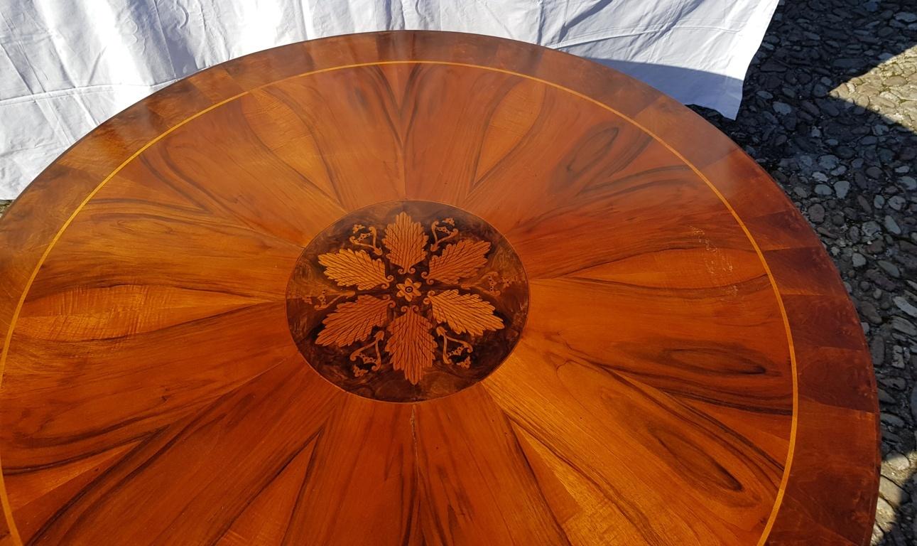 Italian Round Dining Table, Italy 19th Century Inlaid Wood Charles X Biedermeier For Sale 1