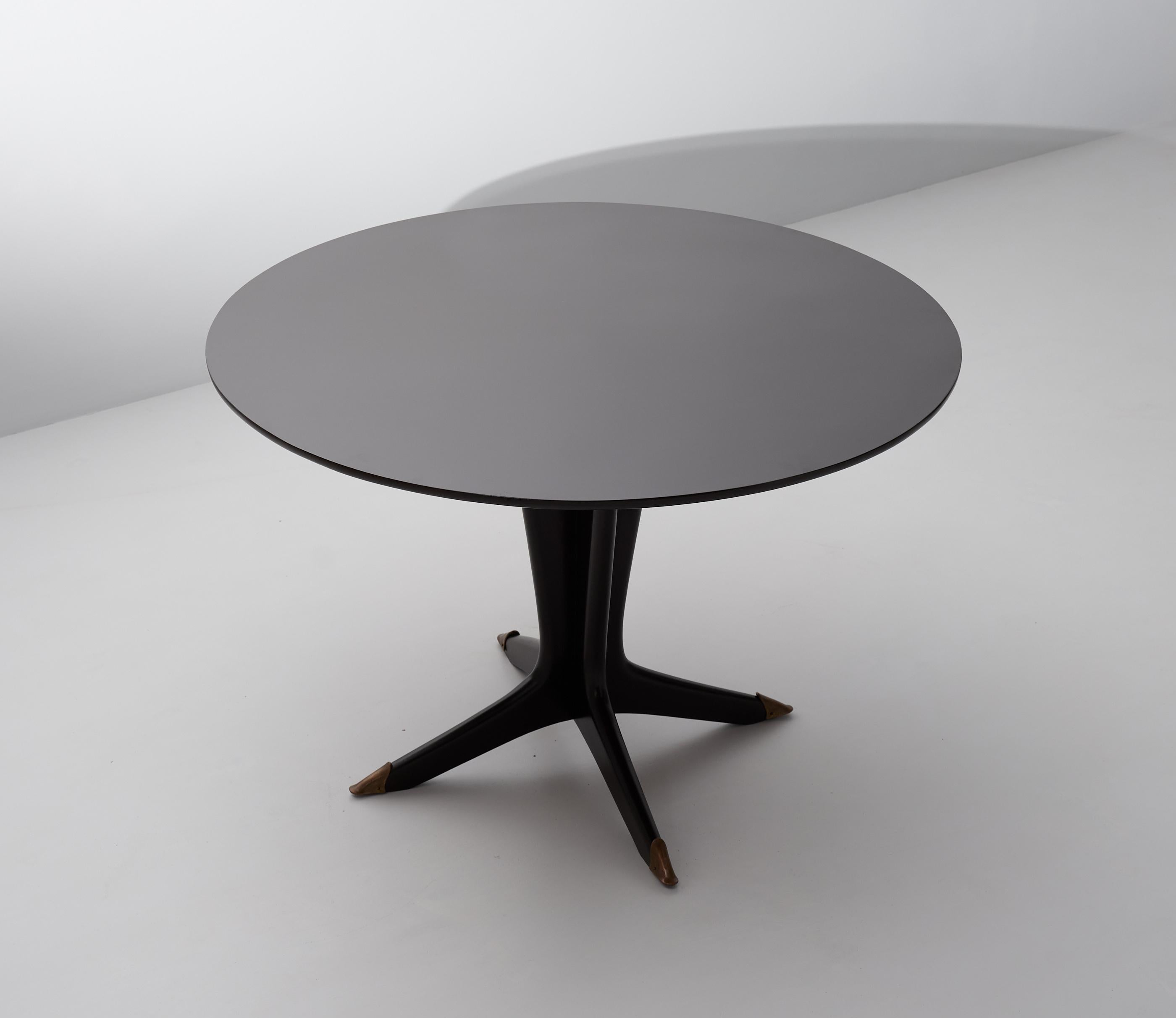Italian Round Dining Table with Brass Feet , 1950s Midcentury Modern In Good Condition In Rome, IT
