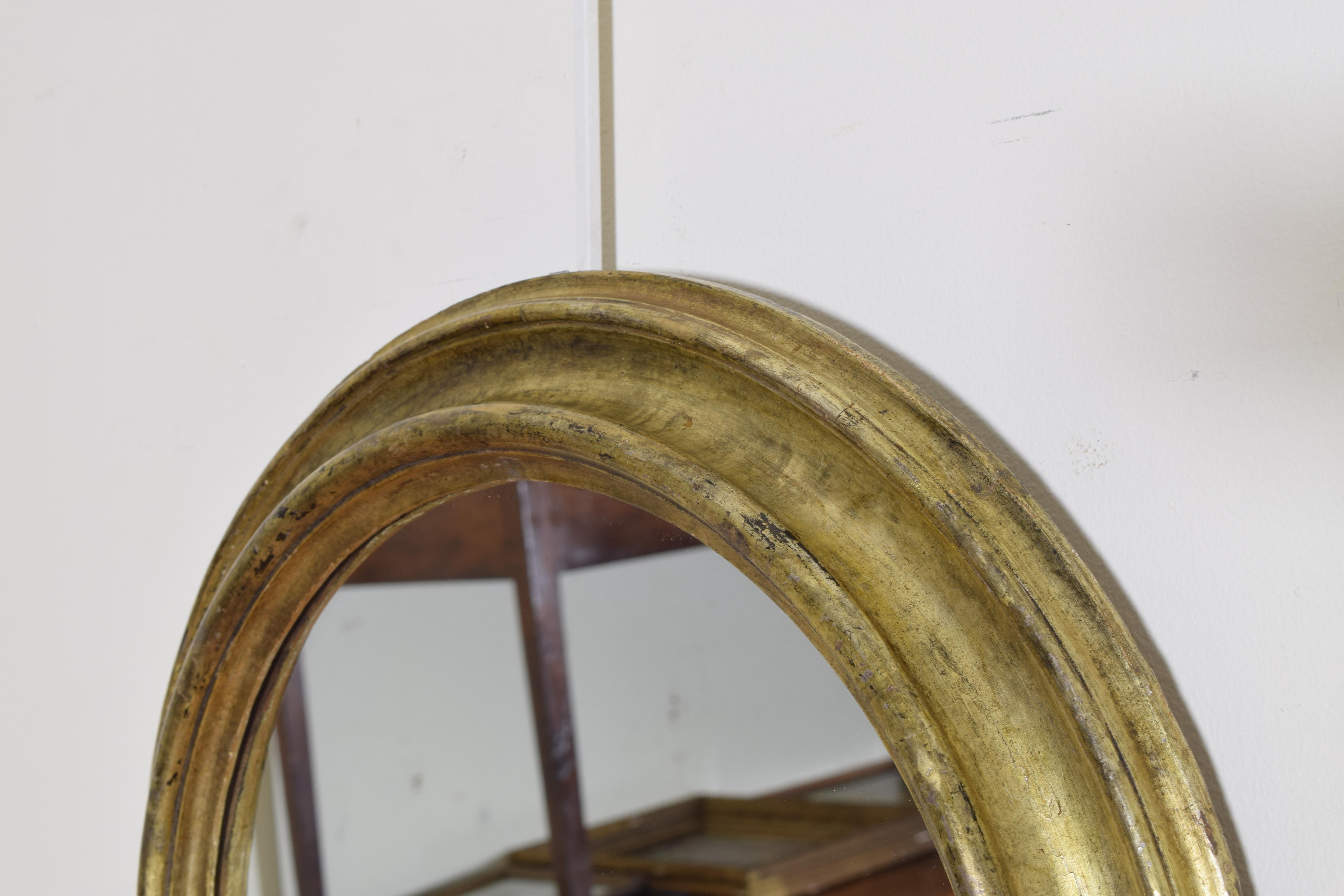Italian Round Giltwood Mirror, Early 18th Century In Good Condition In Atlanta, GA