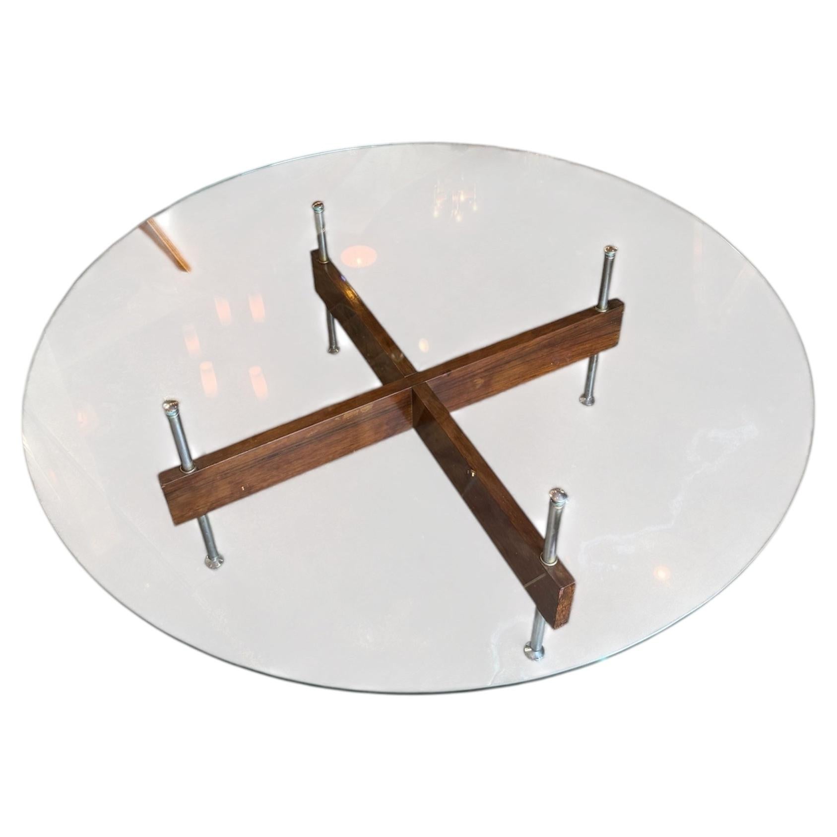 Italienischer runder Couchtisch aus Glas mit X-Fuß aus Holz