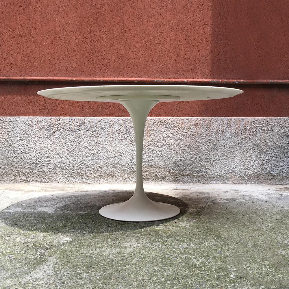 Round statuary marble Tulip Table by Saarinen for Knoll, 1956
Round Tulip table, with tulip base in enameled metal and top in beveled statuary marble screened in the lower part.
Designed by Eero Saarinen and produced by Knoll, 1956
Excellent general