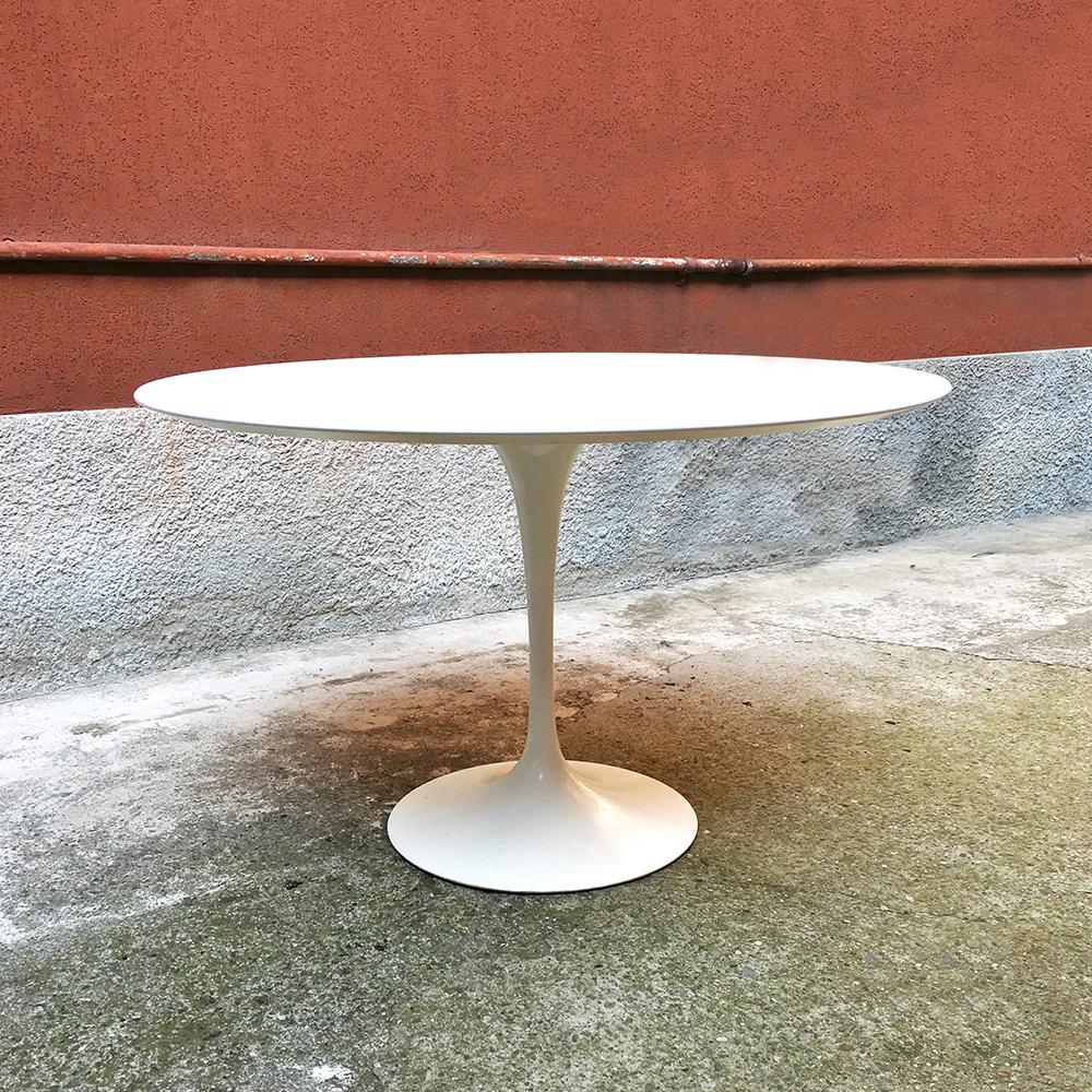 Italian round laminate tulip table by Saarinen for Knoll, 1956
Round tulip table, with tulip base in enameled metal and laminate top.
Designed by Eero Saarinen and produced by Knoll, 1956
Excellent general condition, but with a couple of signs