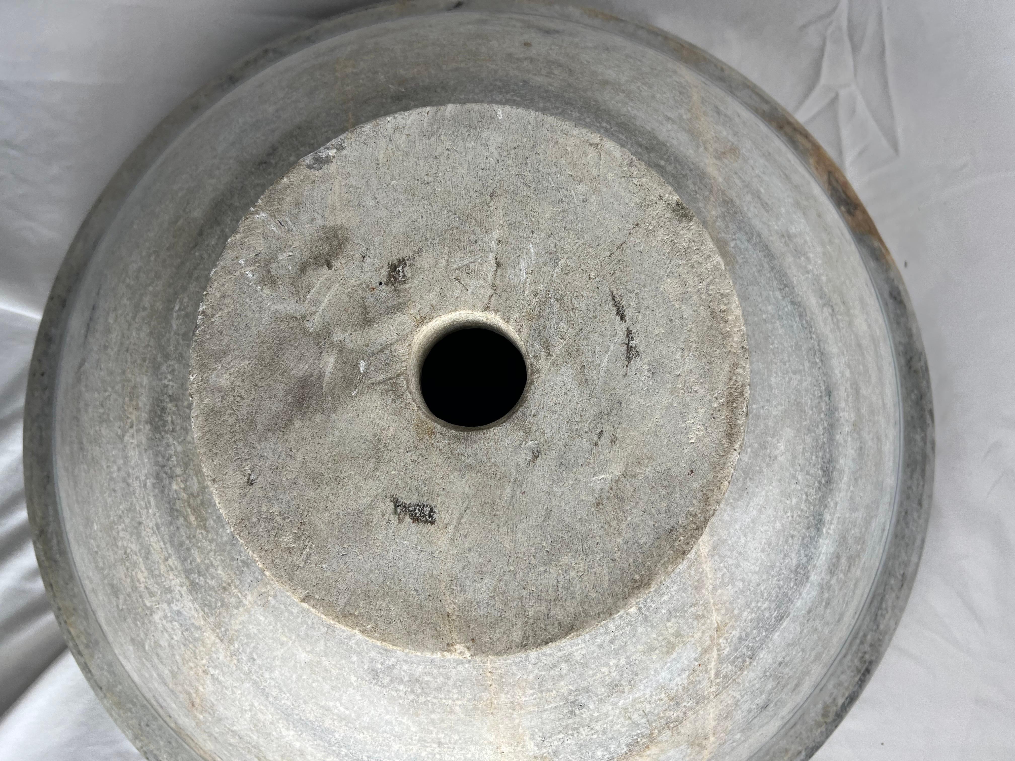 Italienischer runder Kalkstein-Waschbecken des frühen 20. Jahrhunderts im Angebot 4