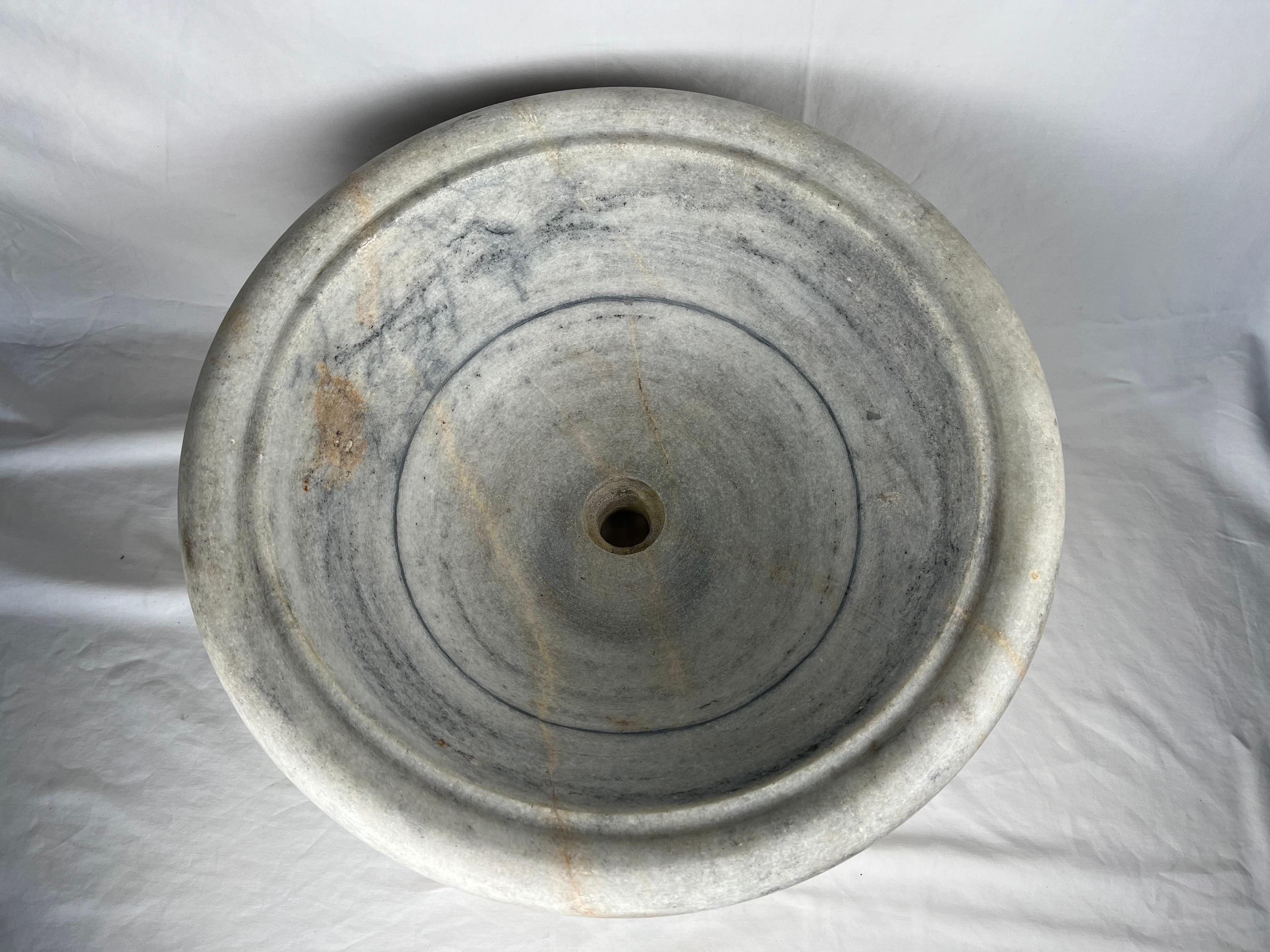 Italian Round Limestone Sink-Early 20th Century In Distressed Condition For Sale In Los Angeles, CA