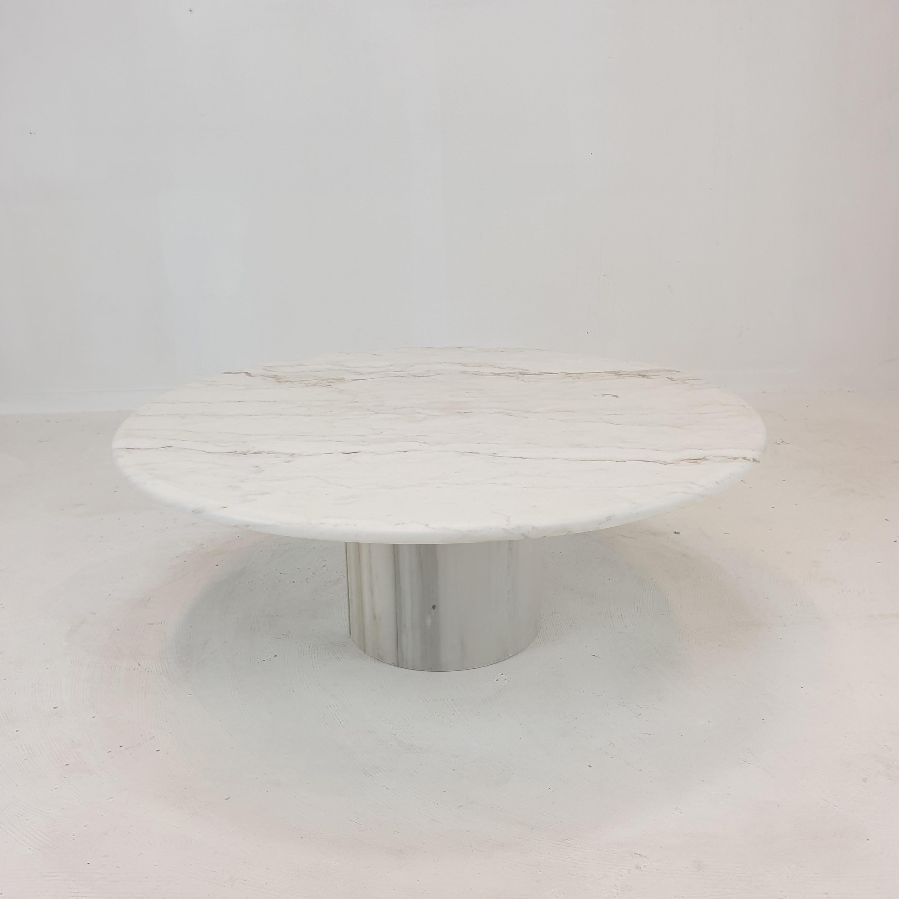 A very beautiful Italian coffee table handcrafted out of marble in the 80's.

Very nice round plate and massive round foot.
The fabulous white marble features a beautiful pattern. 


