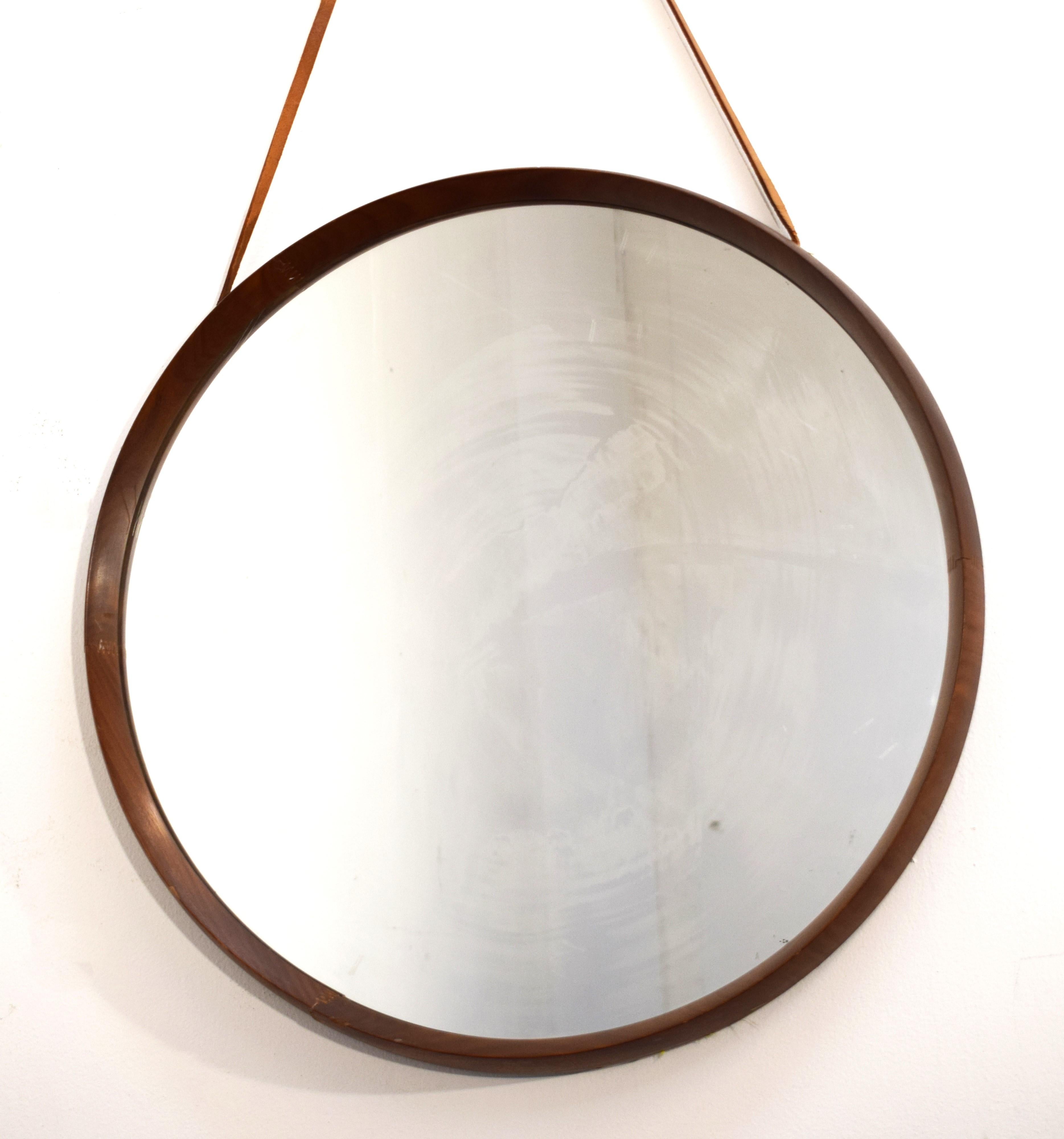 Italian round mirror, 1960s.
Dimensions: H total with lace 100 cm; D= 60 cm; D= 5 cm.
