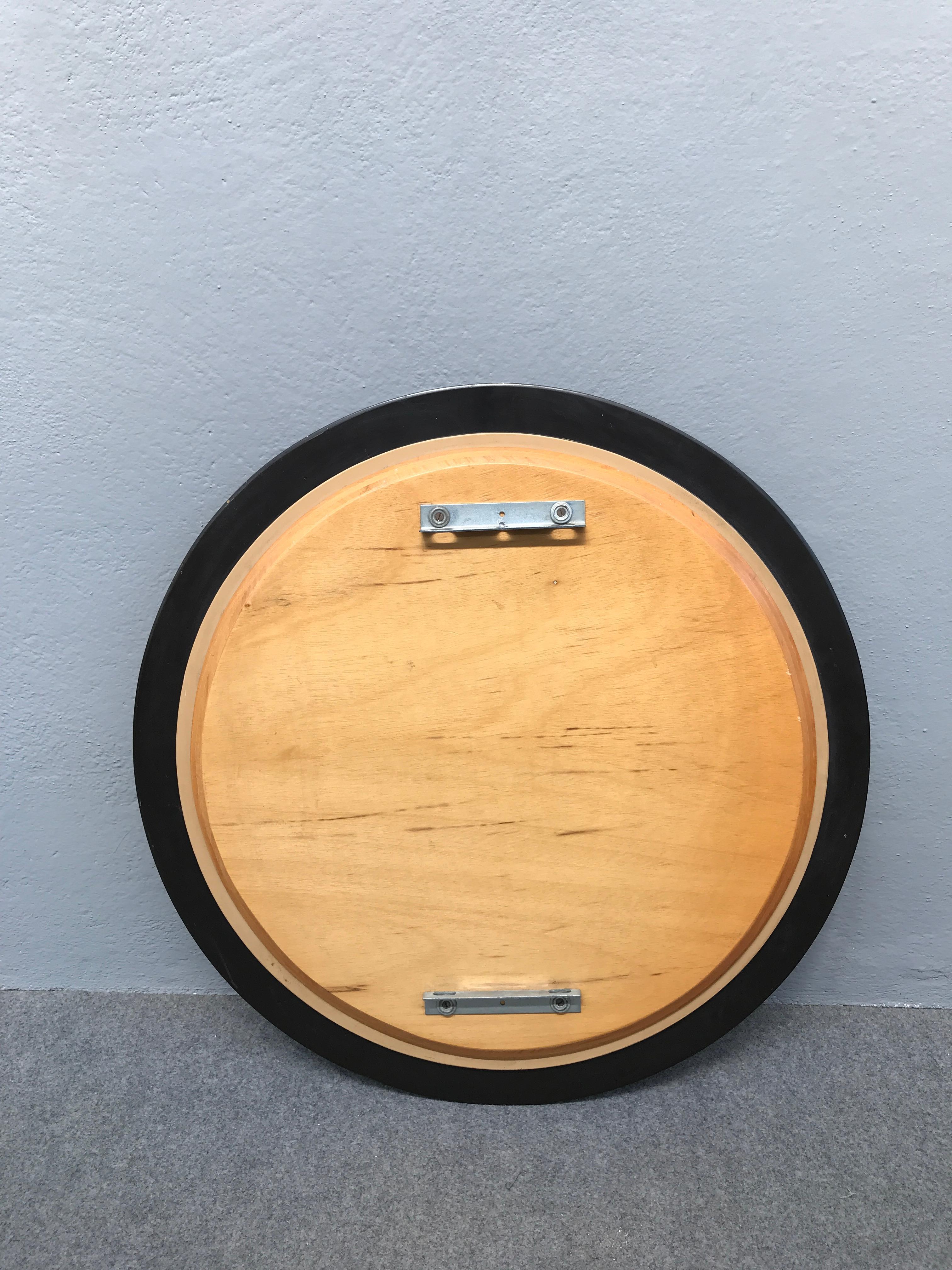 Italian Round Mirror Attributed to Cristal Art In Excellent Condition In Piacenza, Italy