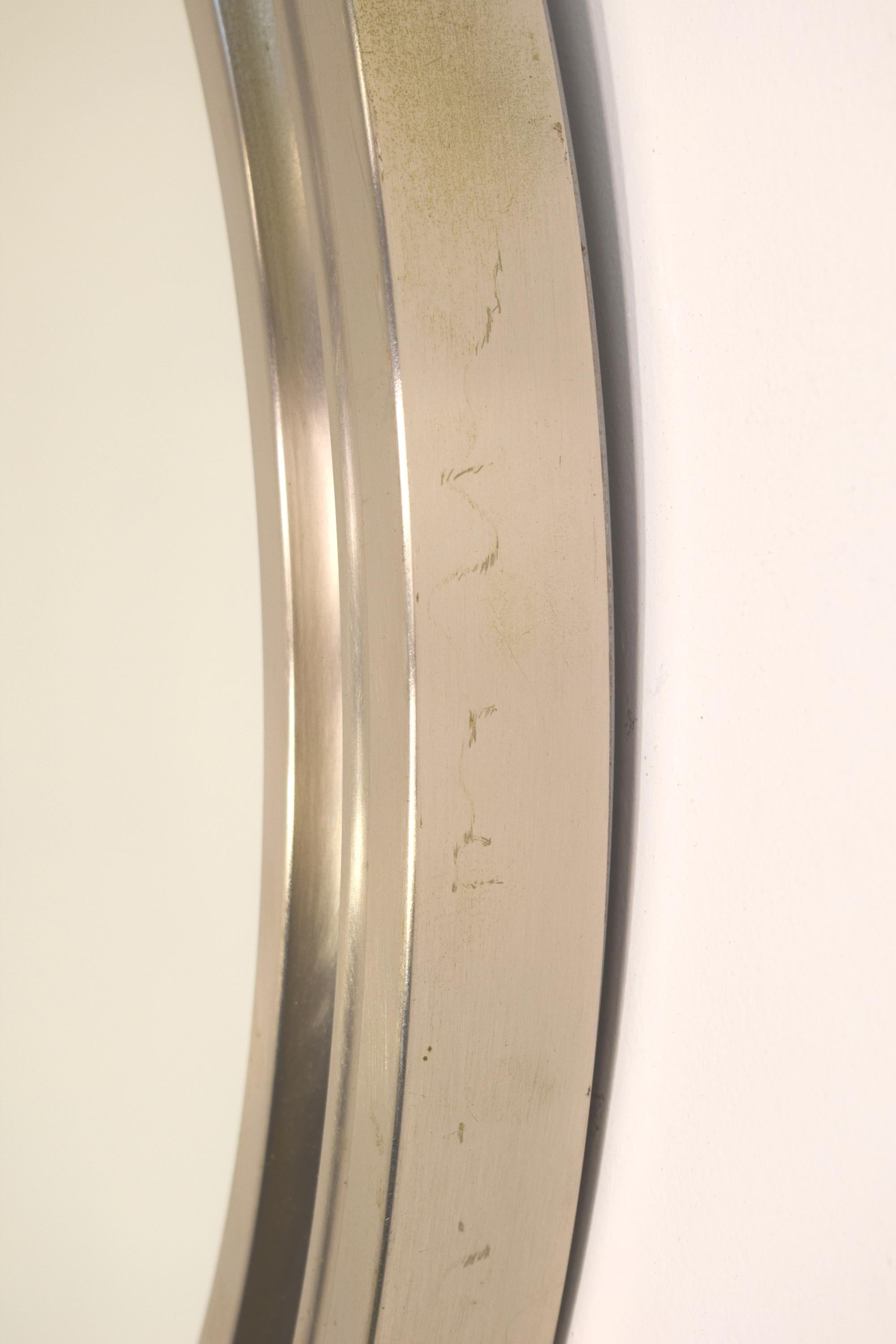 Italienischer runder Spiegel von Sergio Mazza, 1960er Jahre.
Abmessungen: H= 4 cm; D= 58 cm.