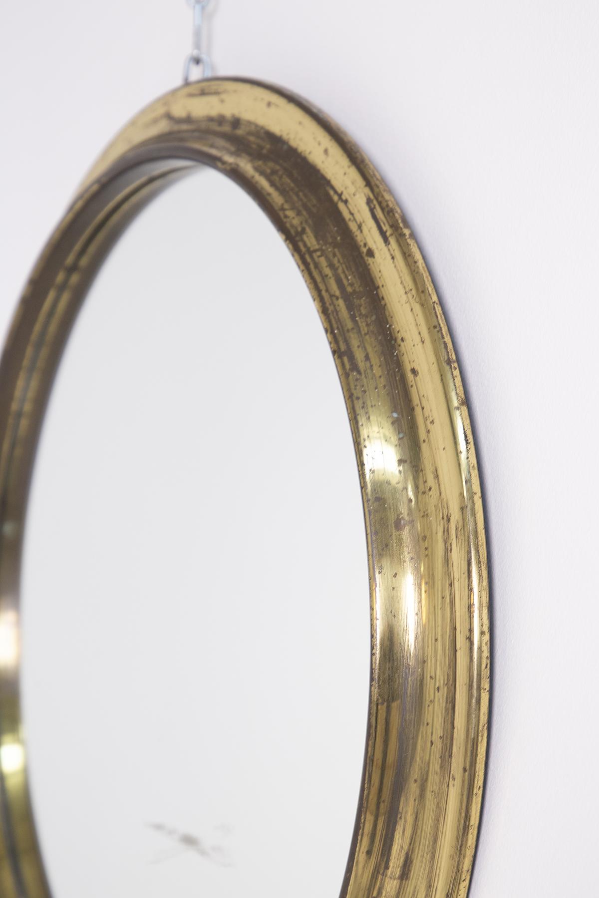 Beautiful round mirror designed by Augusto Savini in the 70's.
The frame of the mirror was made of fine gilded brass, which gives a touch of extra shine when mirrored.
The Augusto Savini mirror has a beautiful patina of the brass, it is ideal for
