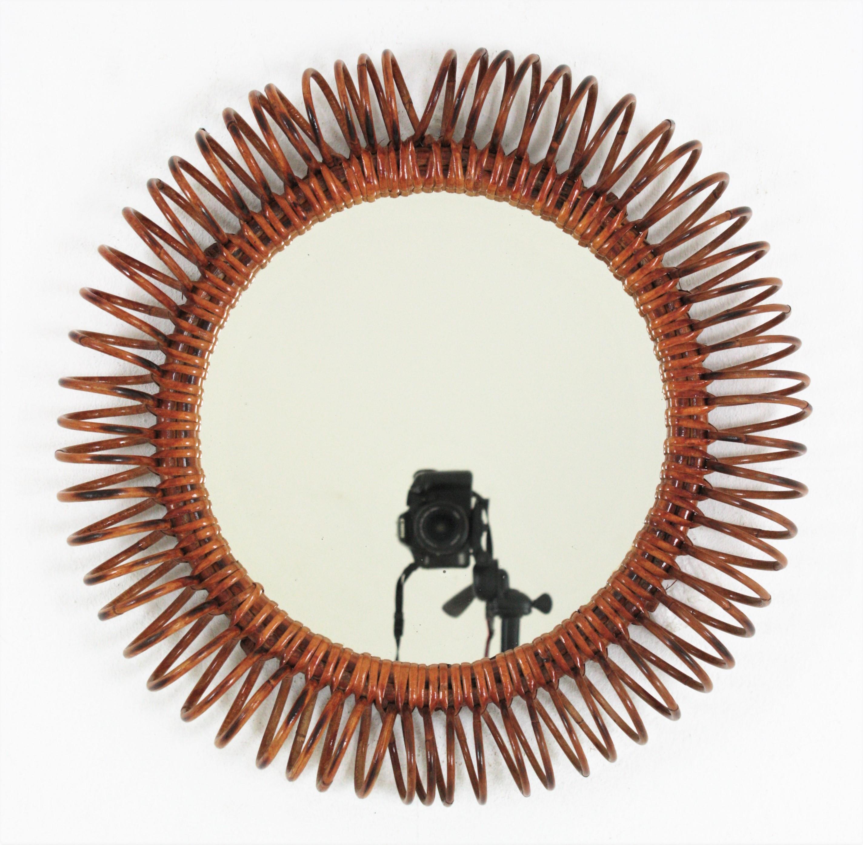 Italienischer Mid-Century Modern Spiegel aus Rattan, Franco Albini zugeschrieben. Italien, 1950er Jahre
Dieser coole runde Spiegel hat einen spiralförmigen Rahmen aus geflochtenem Rattan, der das zentrale Glas umgibt.
Stellen Sie ihn allein oder
