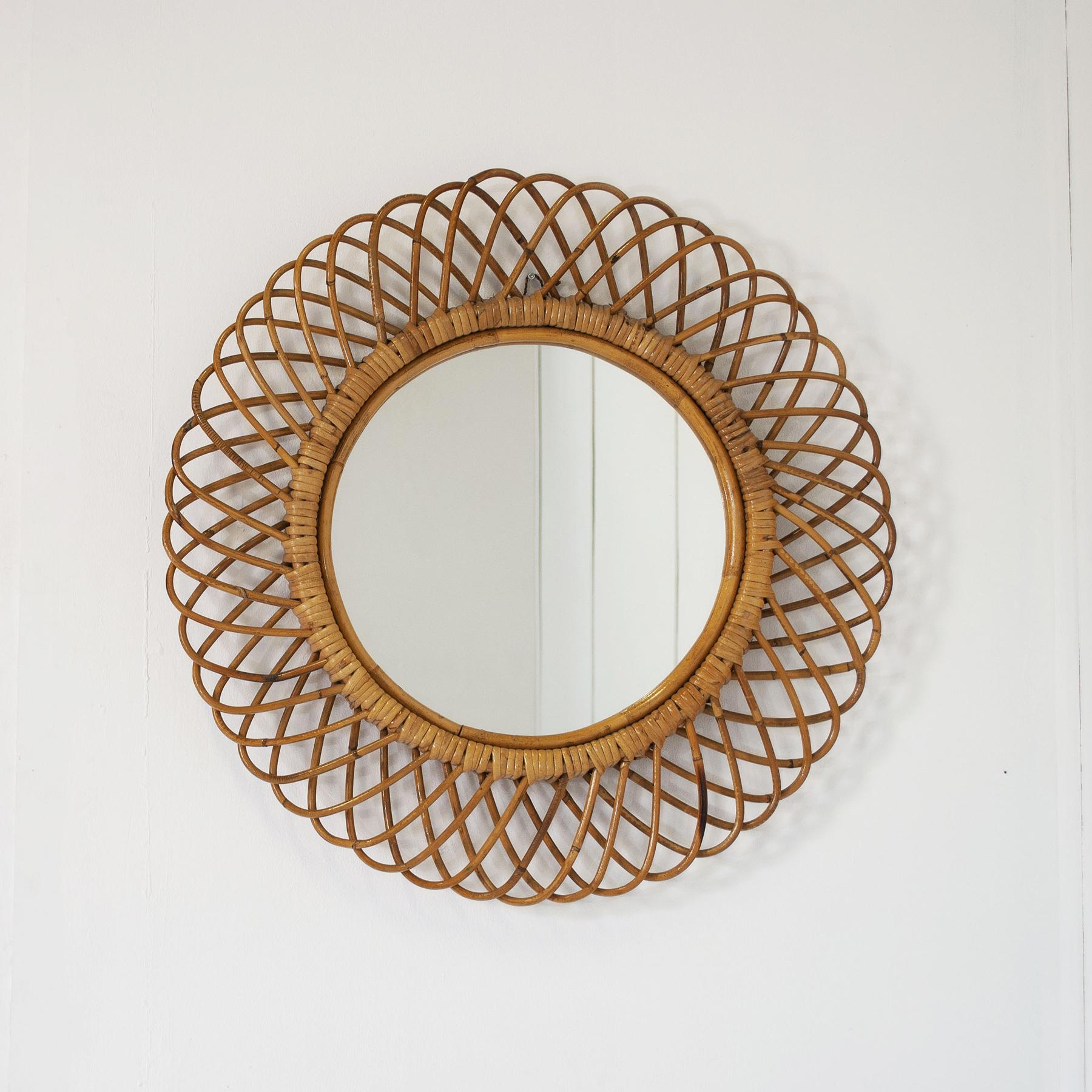 Italian Round mirror with woven wicker (india cane) frame. In Good Condition For Sale In bari, IT