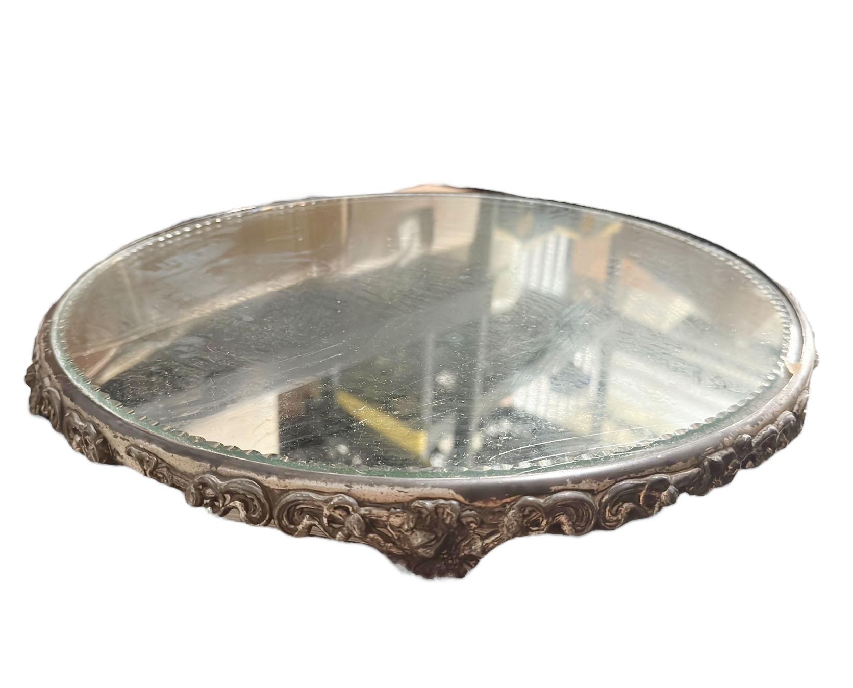 Italian Round Mirrored Plateau With Decorative Edge In Good Condition For Sale In Clearwater, FL