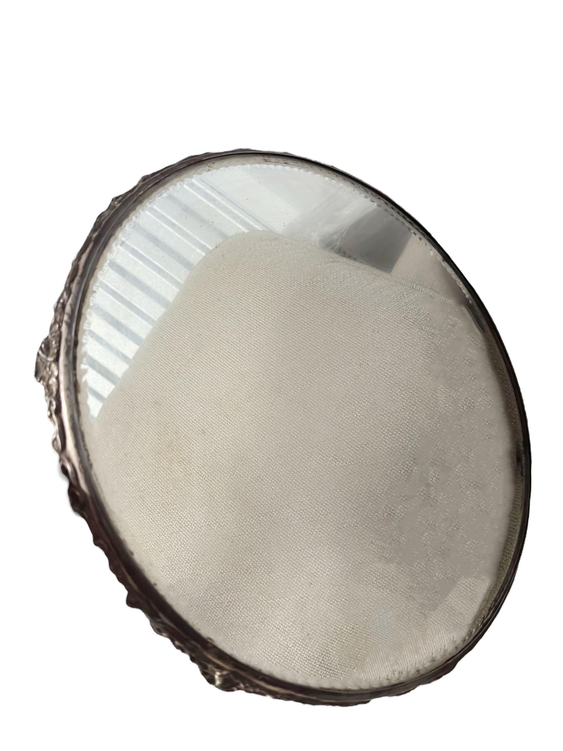 Late 20th Century Italian Round Mirrored Plateau With Decorative Edge For Sale