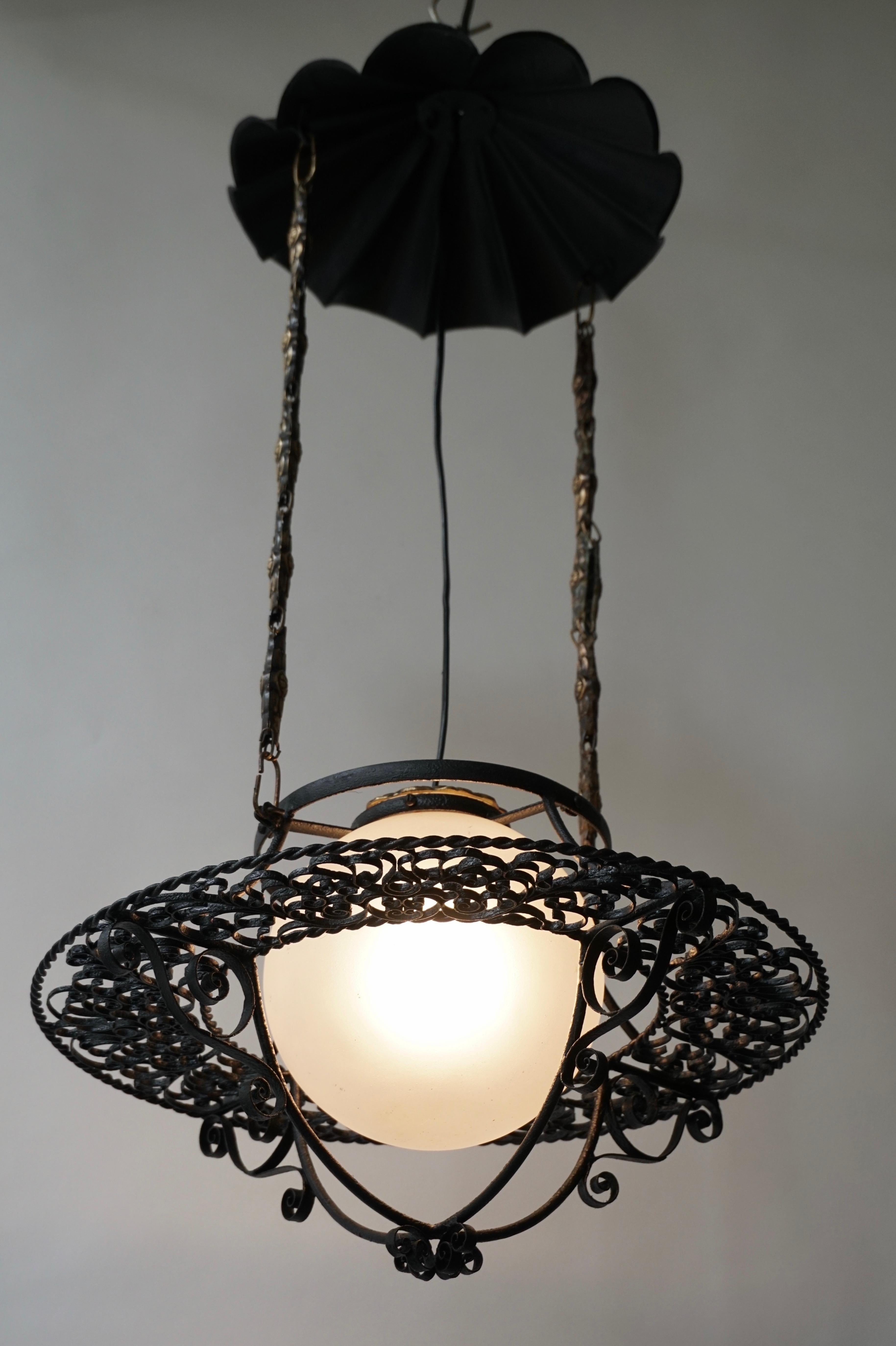 Plafón redondo italiano de hierro pintado con una luz central en venta 4