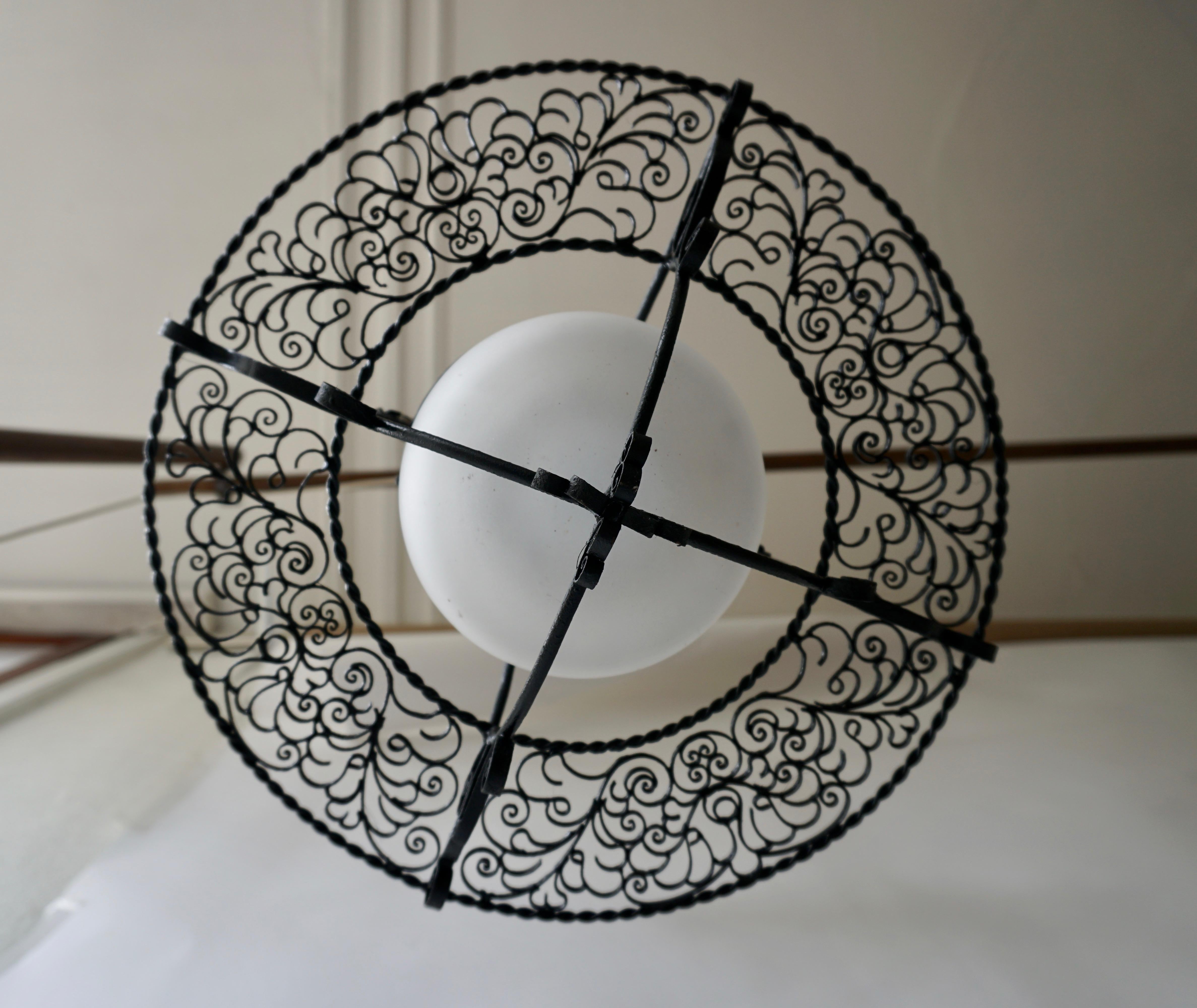 Italienische runde Deckenleuchte aus lackiertem Eisen mit einer mittleren Leuchte (20. Jahrhundert) im Angebot