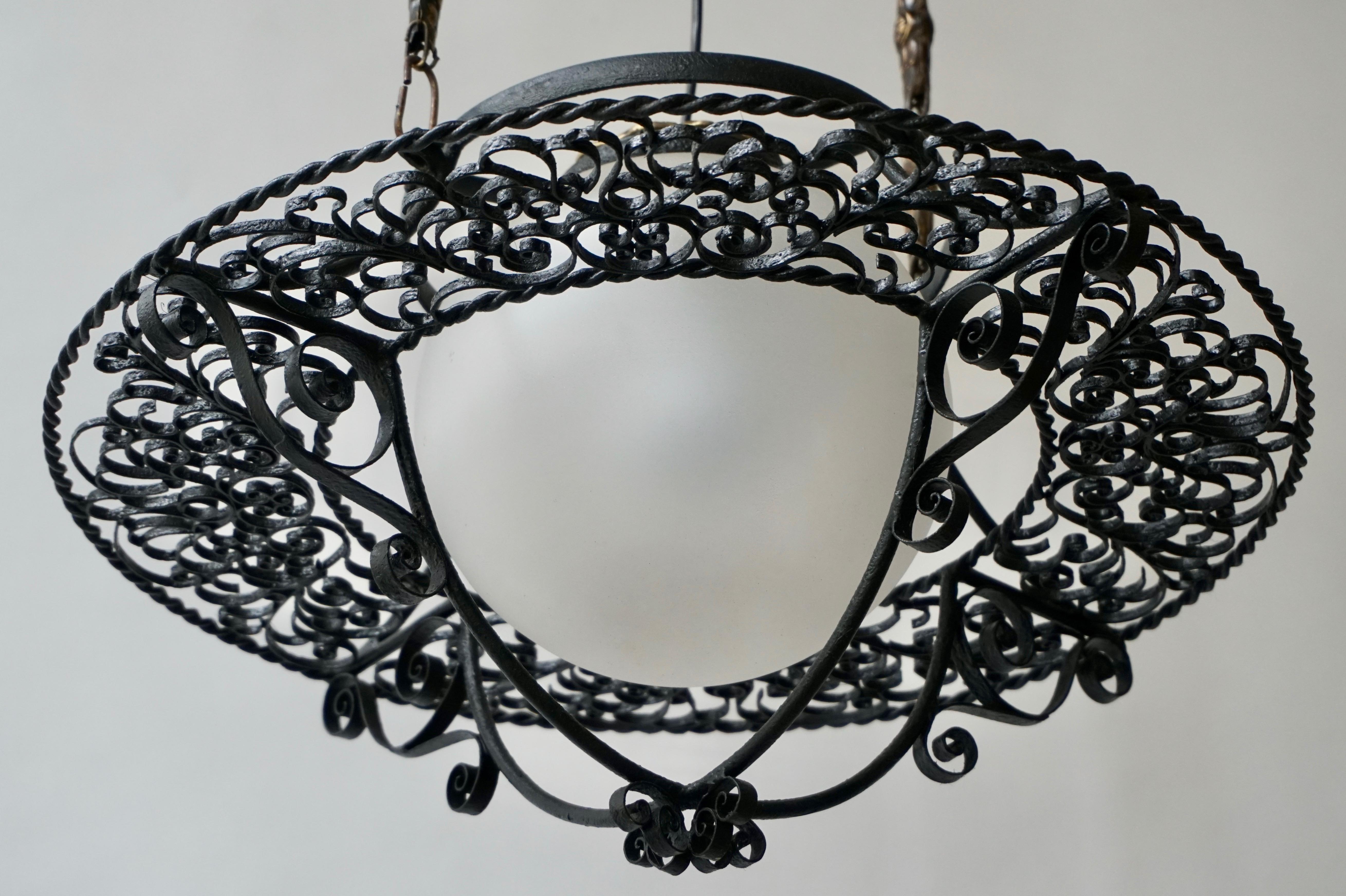 Italian Round Painted Iron Ceiling Light with One Centre Light In Good Condition For Sale In Antwerp, BE