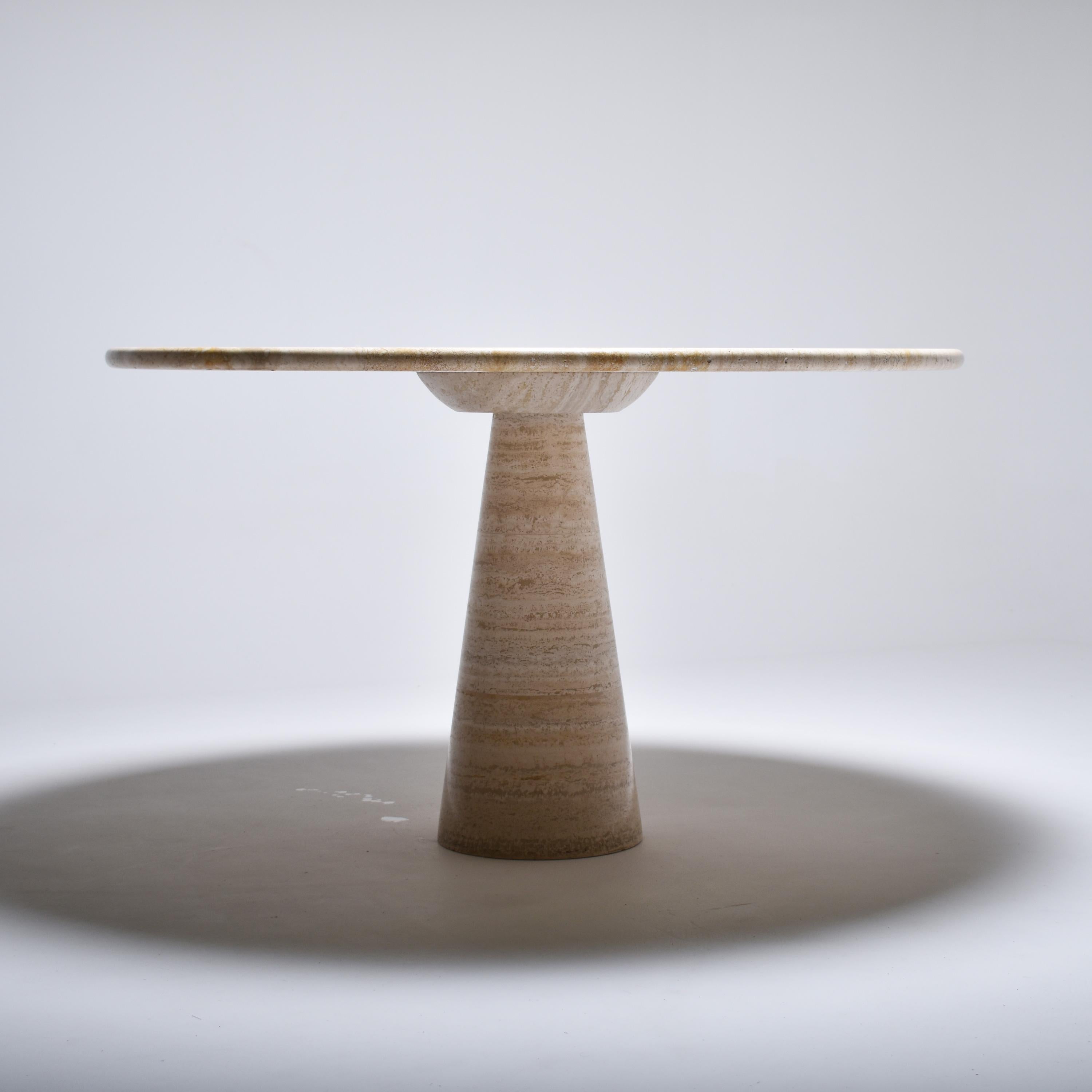 Nice center based travertine dining table, with a very elegant leg shape.
Made in Italy during the seventies, with high quality stone.
The top has beautiful grain and colors, enhanced by a professional polishing it just underwent.
The hape gives