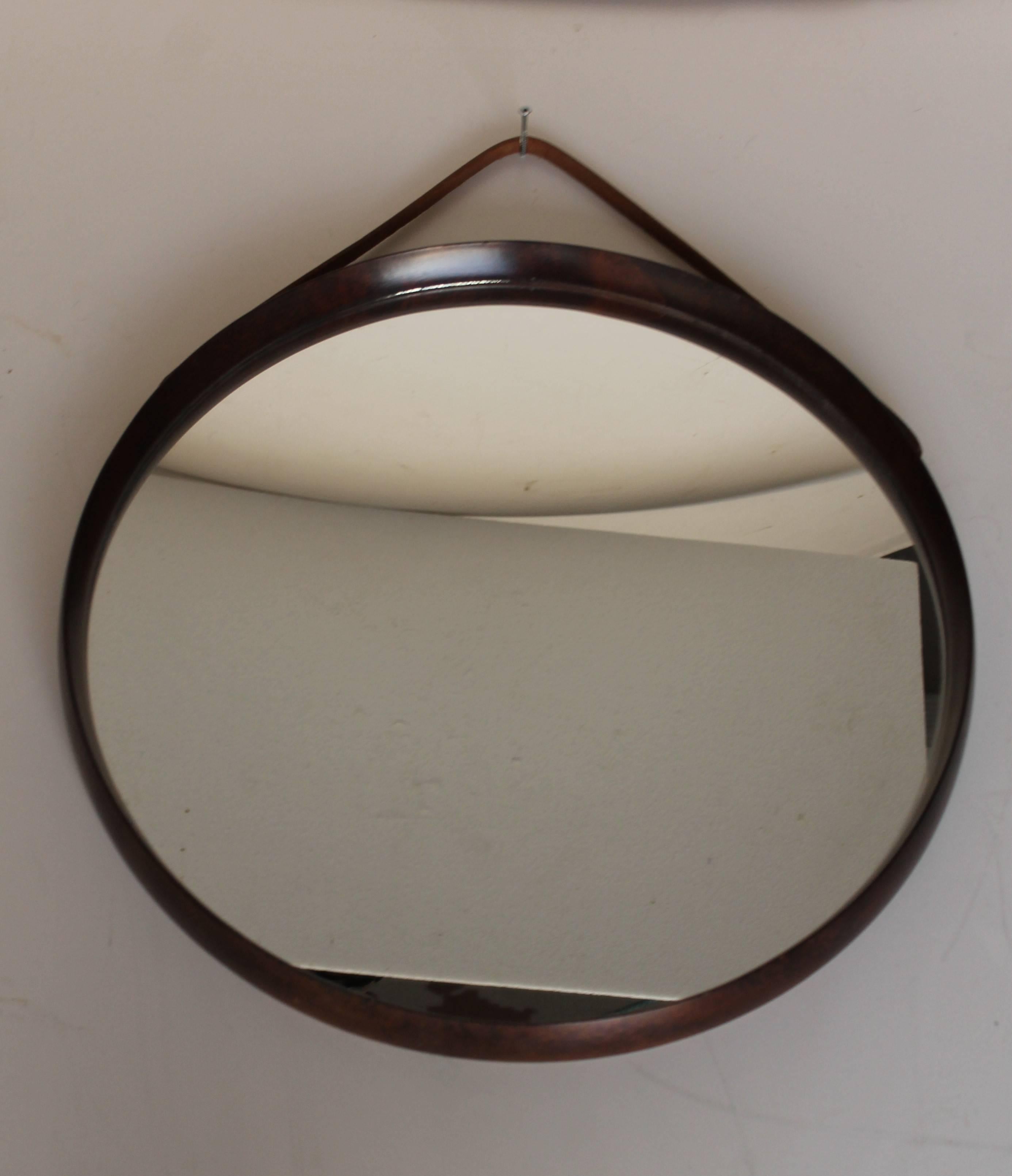 Round shape wall mirror, made in Italy in 1950s.

Rosewood frame and leather strip.

 
