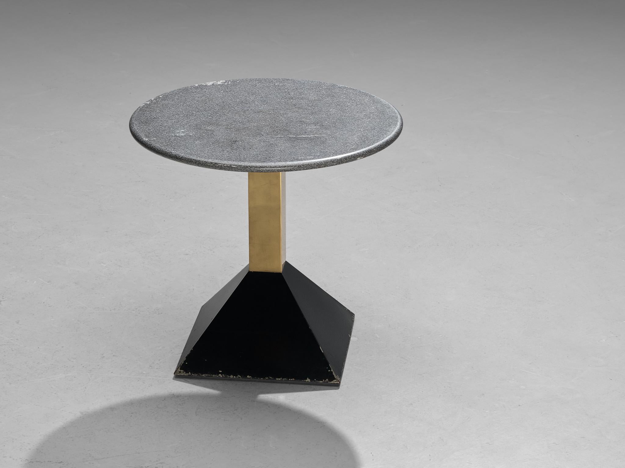 Couchtisch, Granit, Metall, Messing, Italien, 1980er Jahre

Dieser Beistelltisch hat eine graue Tischplatte im runden Format. Der Granit weist eine lebendige Oberfläche auf. Ein Sockel aus Messing endet in einem schwarzen trapezförmigen Sockel aus