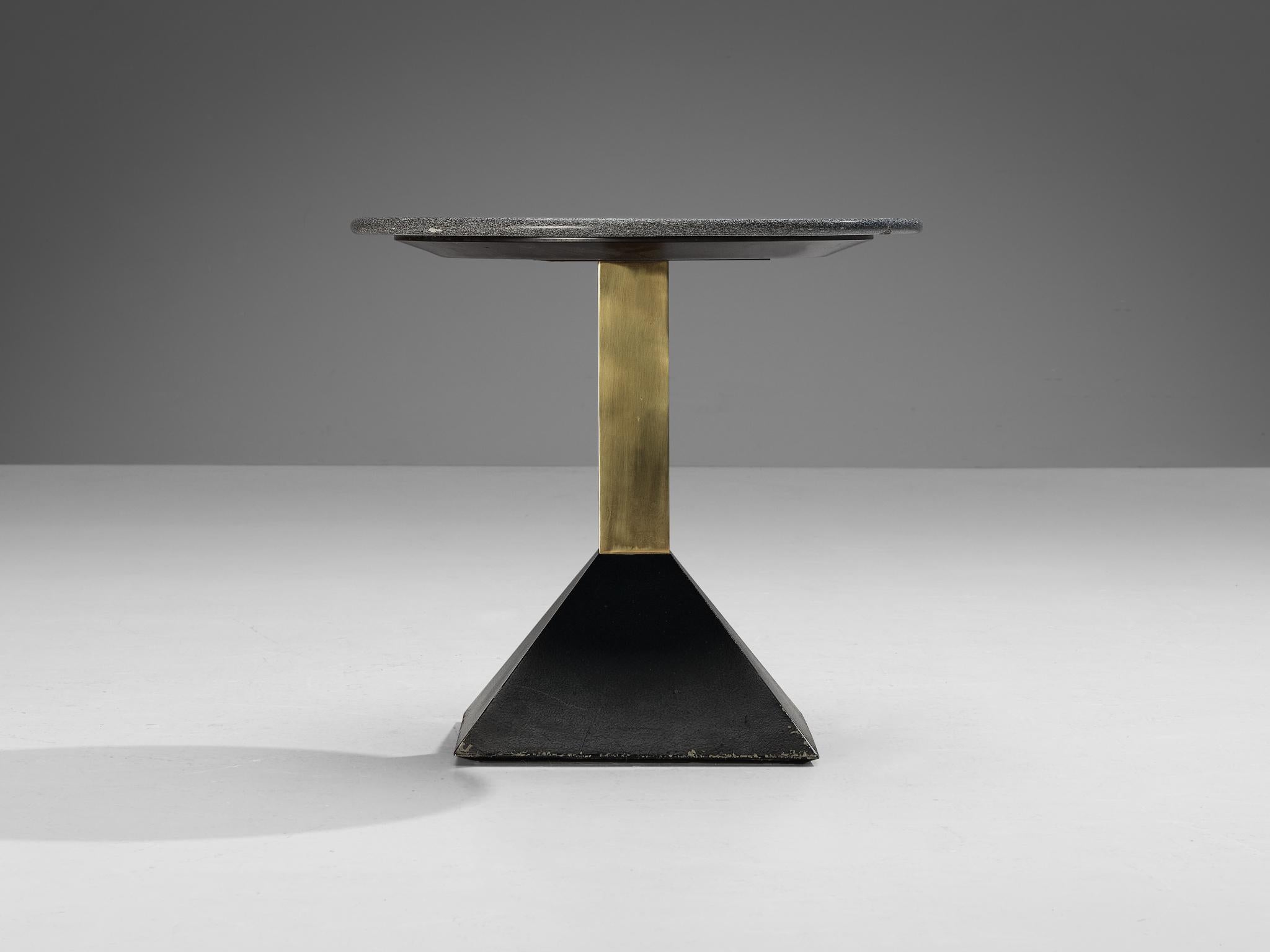 Métal Table d'appoint italienne ronde en métal et granit gris en vente