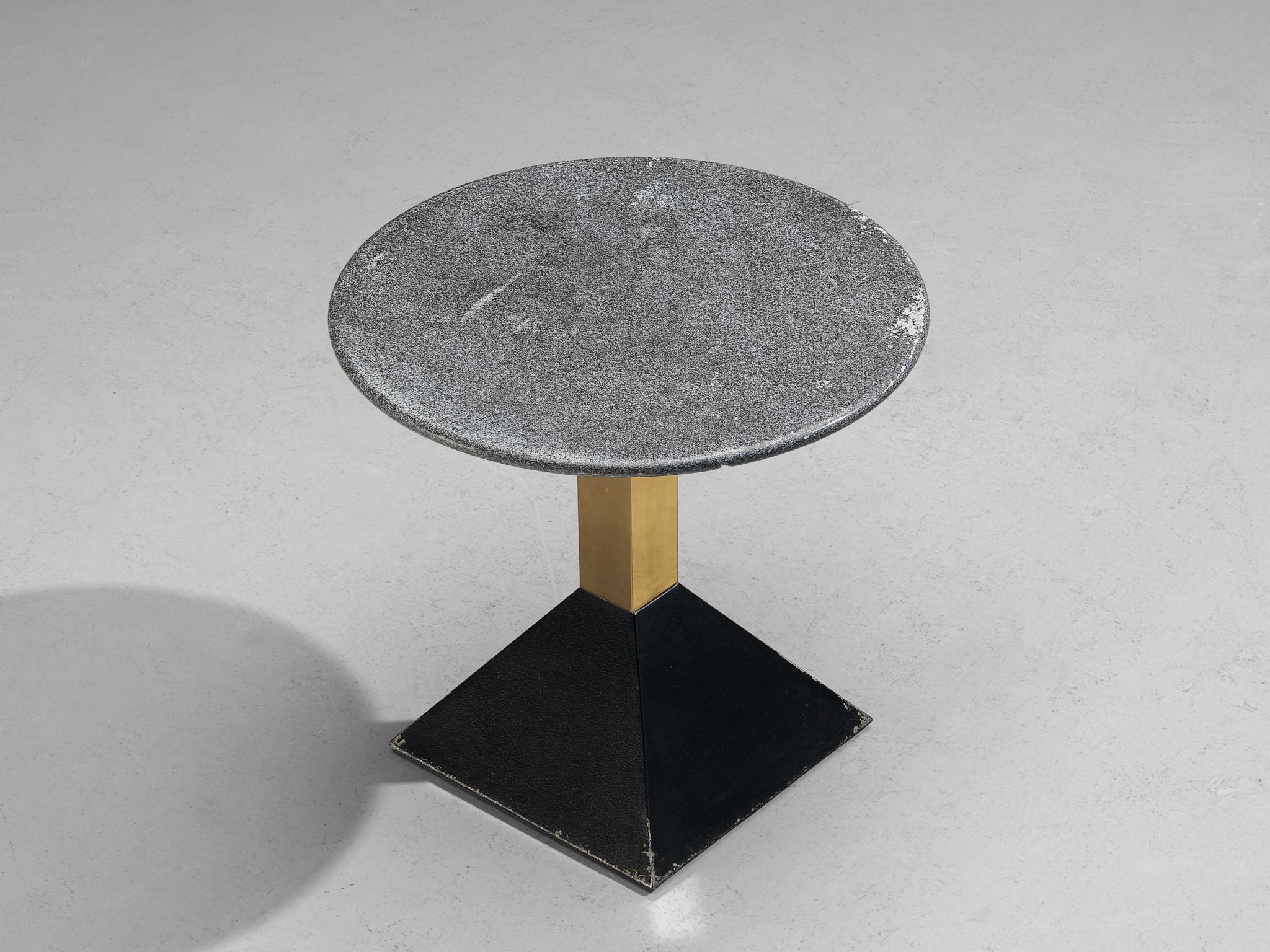 Table d'appoint italienne ronde en métal et granit gris en vente 1