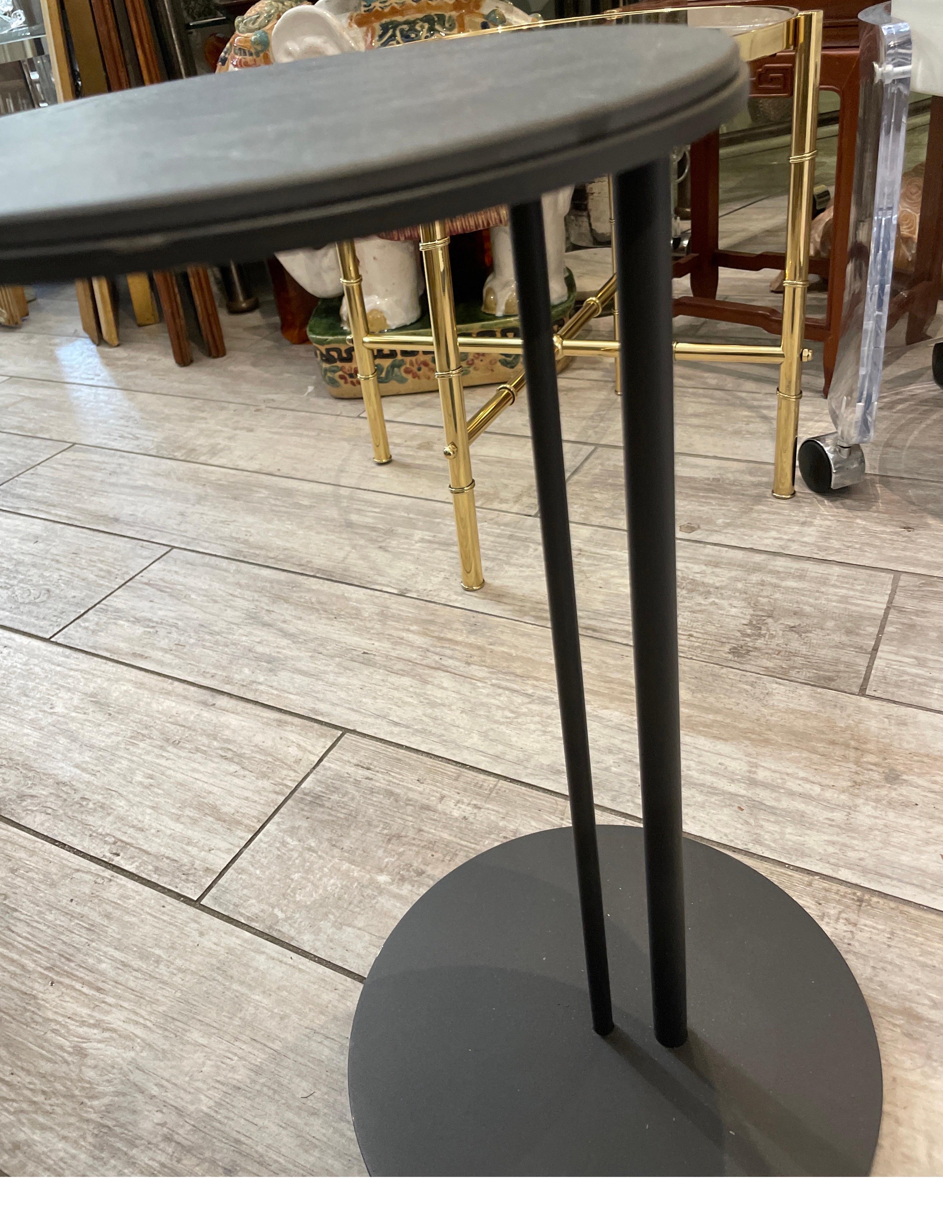 Pequeña mesa de bebidas redonda italiana muy chic.  Compuesto por un disco redondo de pizarra en la parte superior e inferior unido con dos varillas.