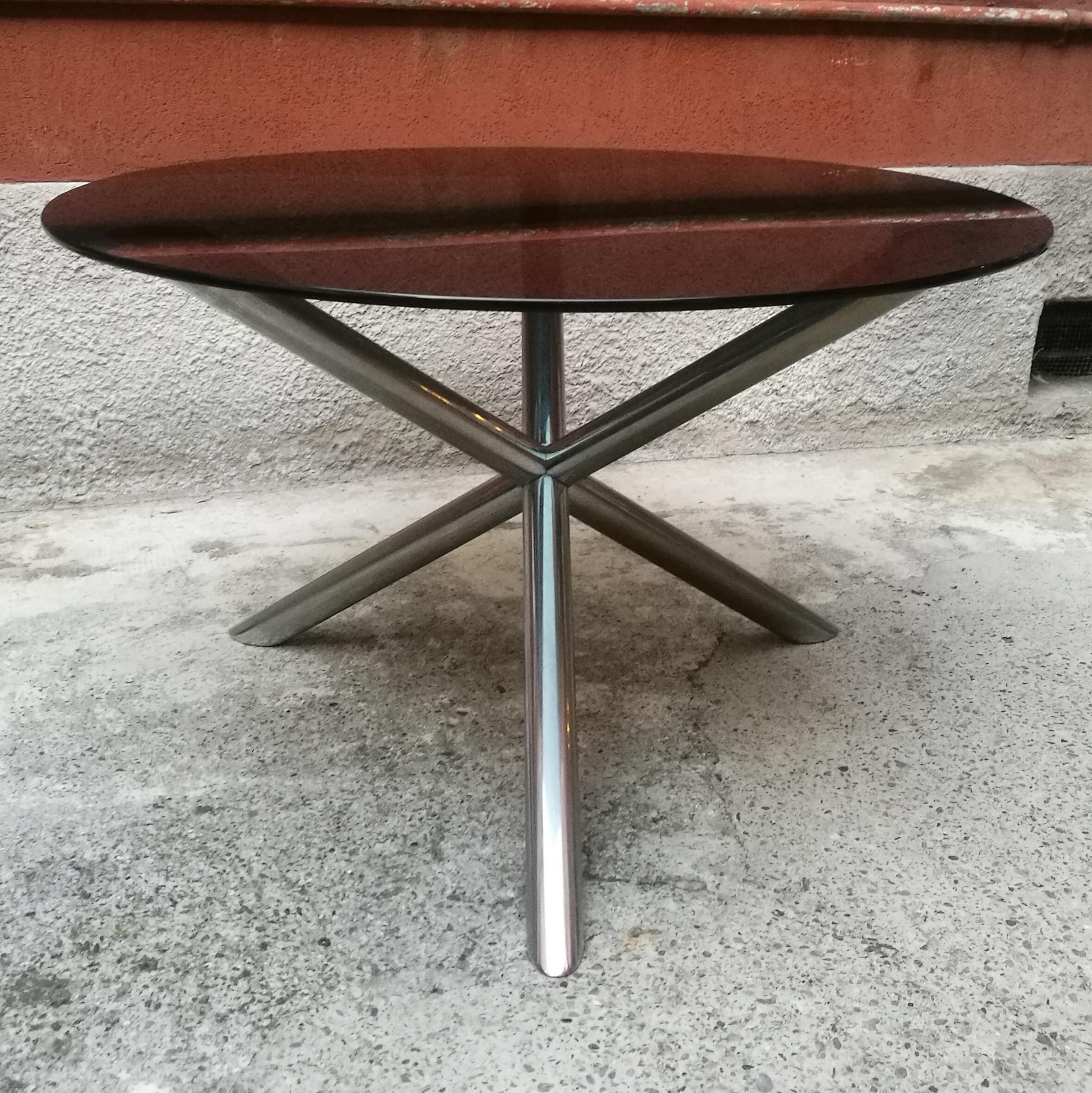 Italian round smoked glass and chromed steel dining table, 1970s
Elegant and modern round dining table with smoked glass top and massive chromed steel tripod structure
Perfect conditions.