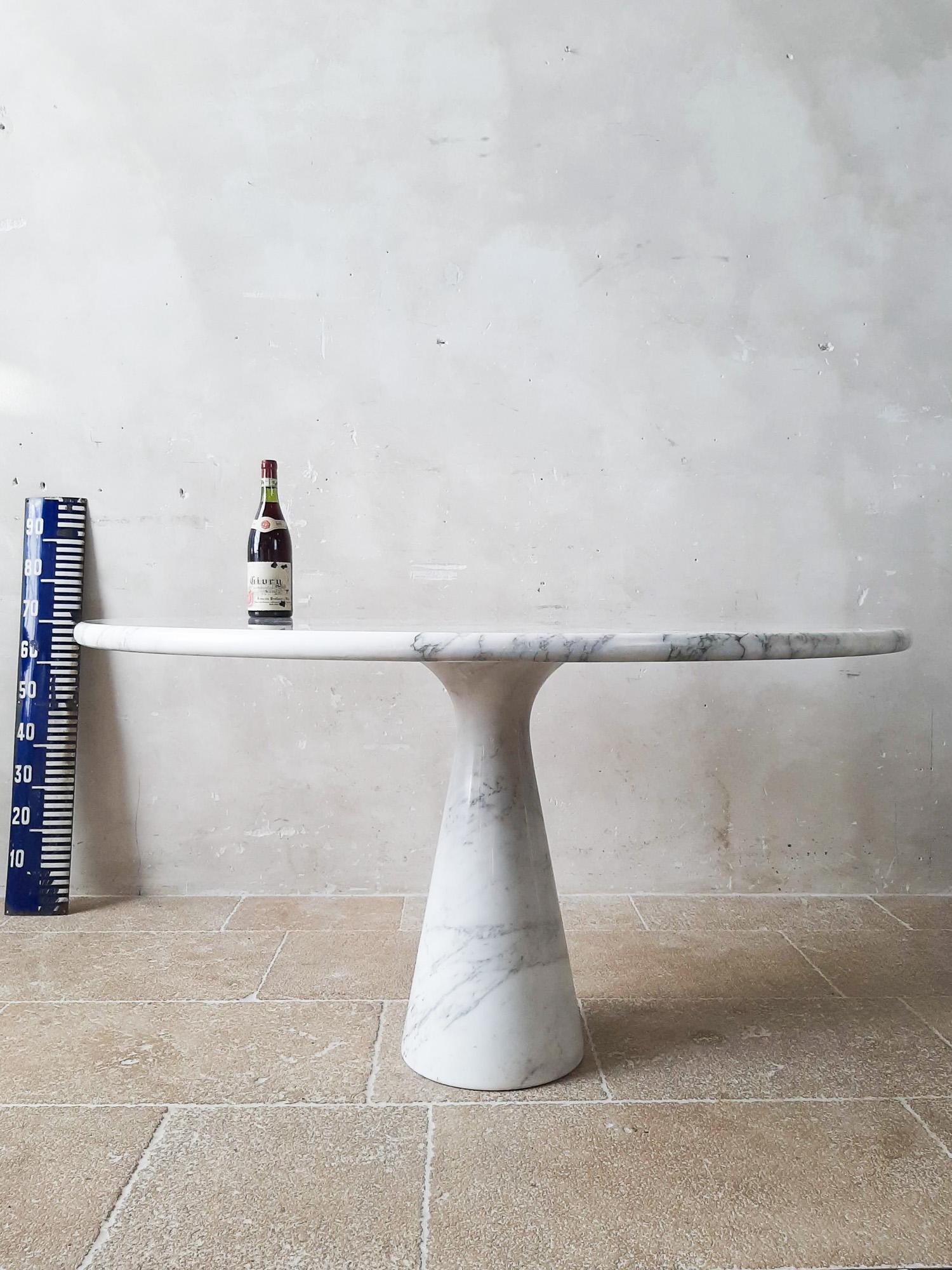 Original Angelo Mangiarotti round marble dining table, Italy, 1970s. 
This stylish Italian designer table is made of solid white Arabescato marble.

Measures: Diameter 130 cm, Height 71 cm.