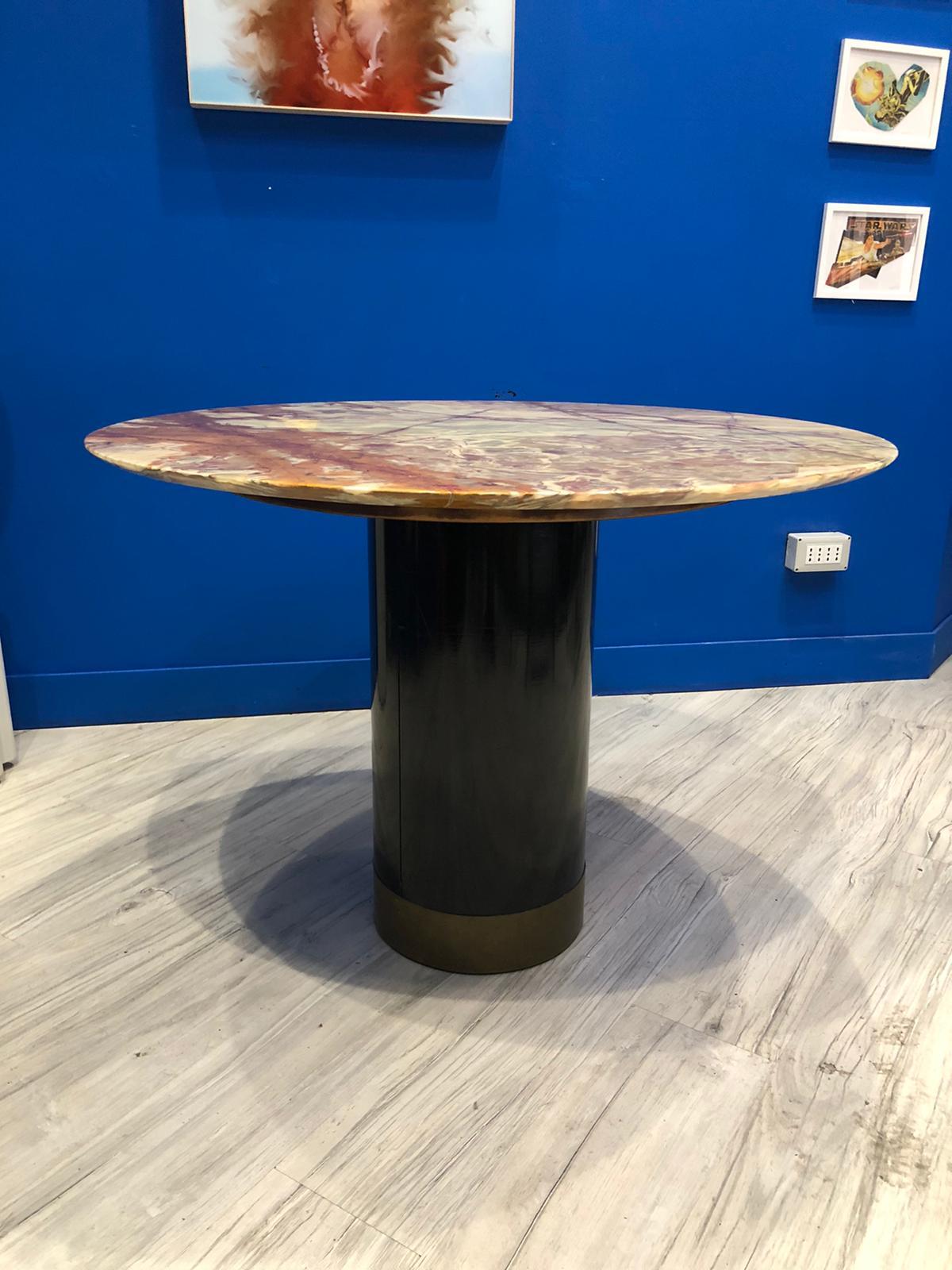 Italian Round Table 1950s Onyx Marble Top Wiith Black Wooden Base and Brass Band In Good Condition In Milan, IT