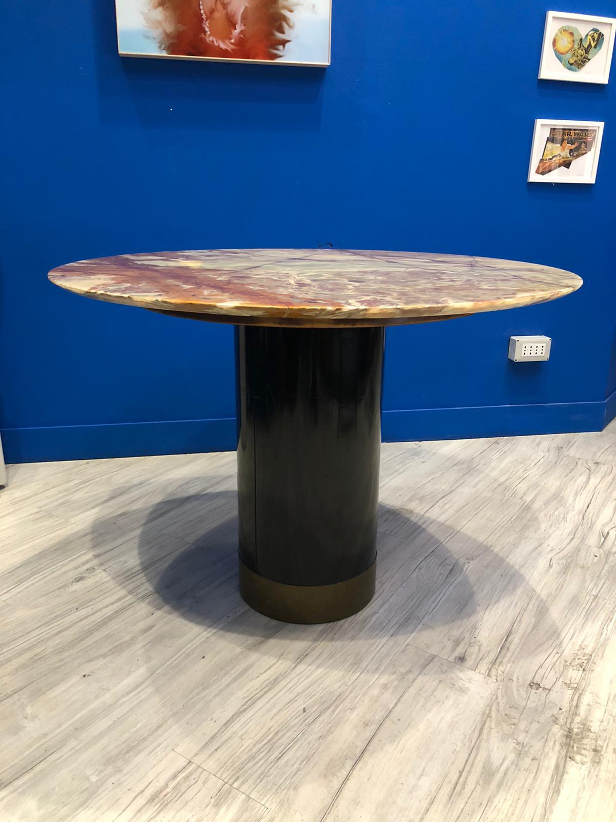 Mid-20th Century Italian Round Table 1950s Onyx Marble Top Wiith Black Wooden Base and Brass Band