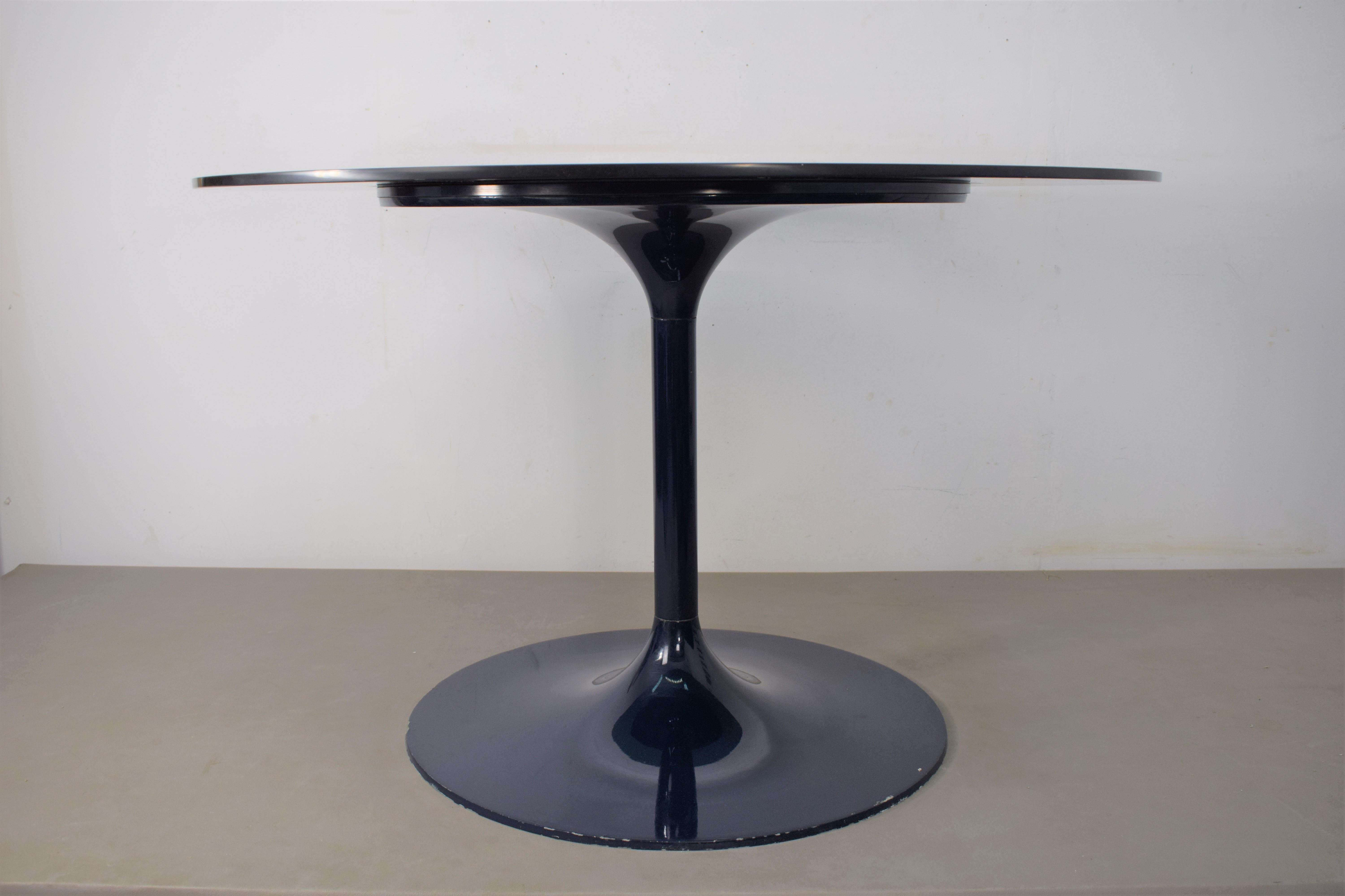 Italian round table, 1970s.
Dimensions: H= 75 cm; D=119 cm.