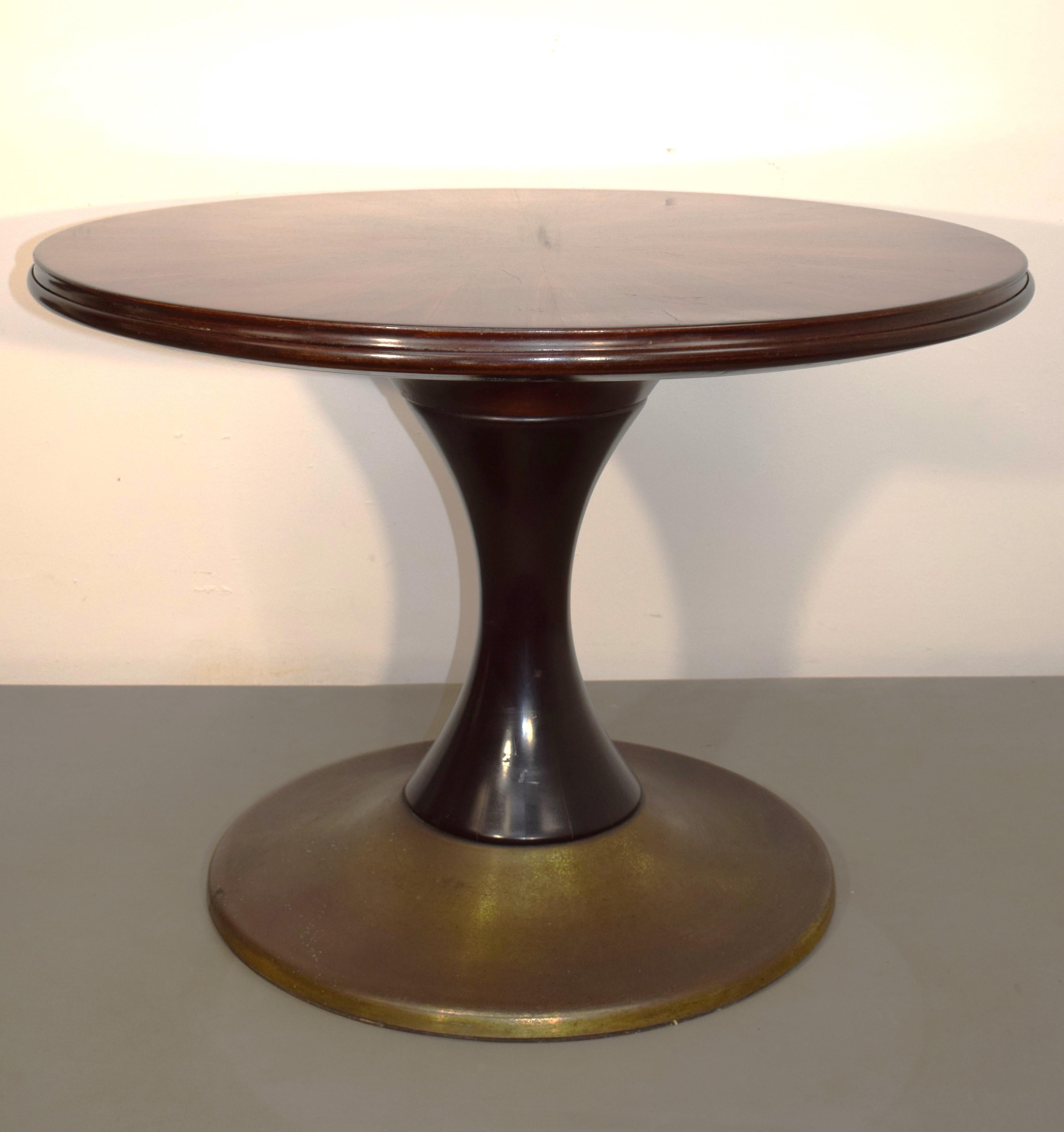 Table ronde italienne, table réversible, années 1960.

Dimensions : H= 70 cm ; P= 101 cm.
