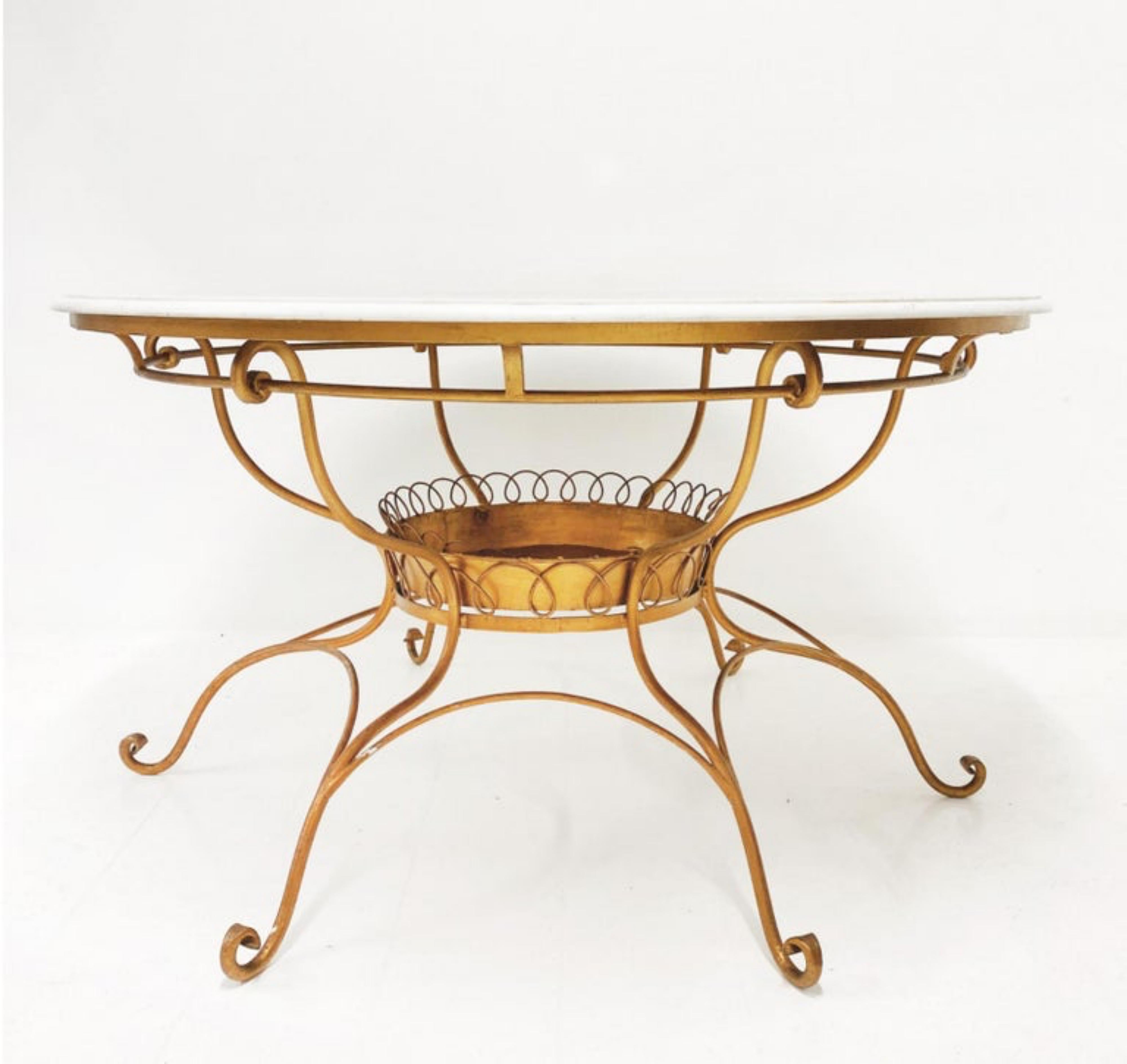Italienischer runder Tisch mit weißer Marmorplatte 20. Jahrhundert
getragen von schmiedeeisernen Beinen. 20. Jahrhundert. 
Dimensionen

73,5x132 cm 
sehr guter Zustand.