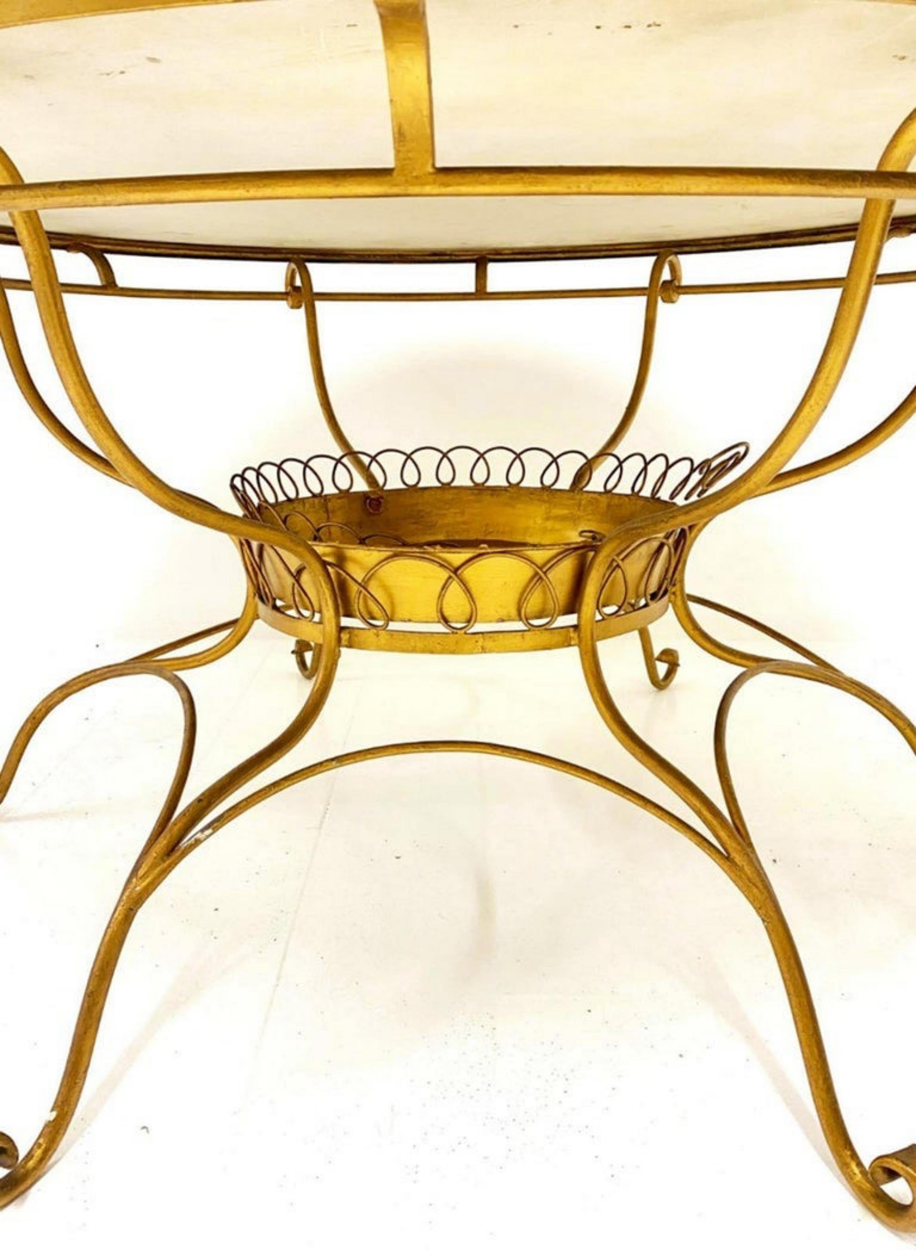Italian round table with white marble top 20th century
supported by wrought iron legs. 20th century. 
Dimensioni

73,5x132 cm 
very good condition.