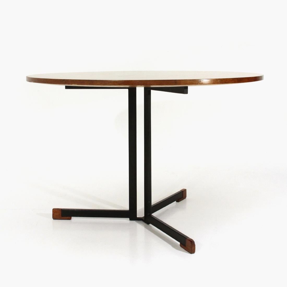 Italian-made table produced in the 1950s.
Central leg in black painted metal with wooden terminals.
Round top in veneered wood with tapered lower edges.
Fair general conditions, signs and lacks of veneer due to normal use over