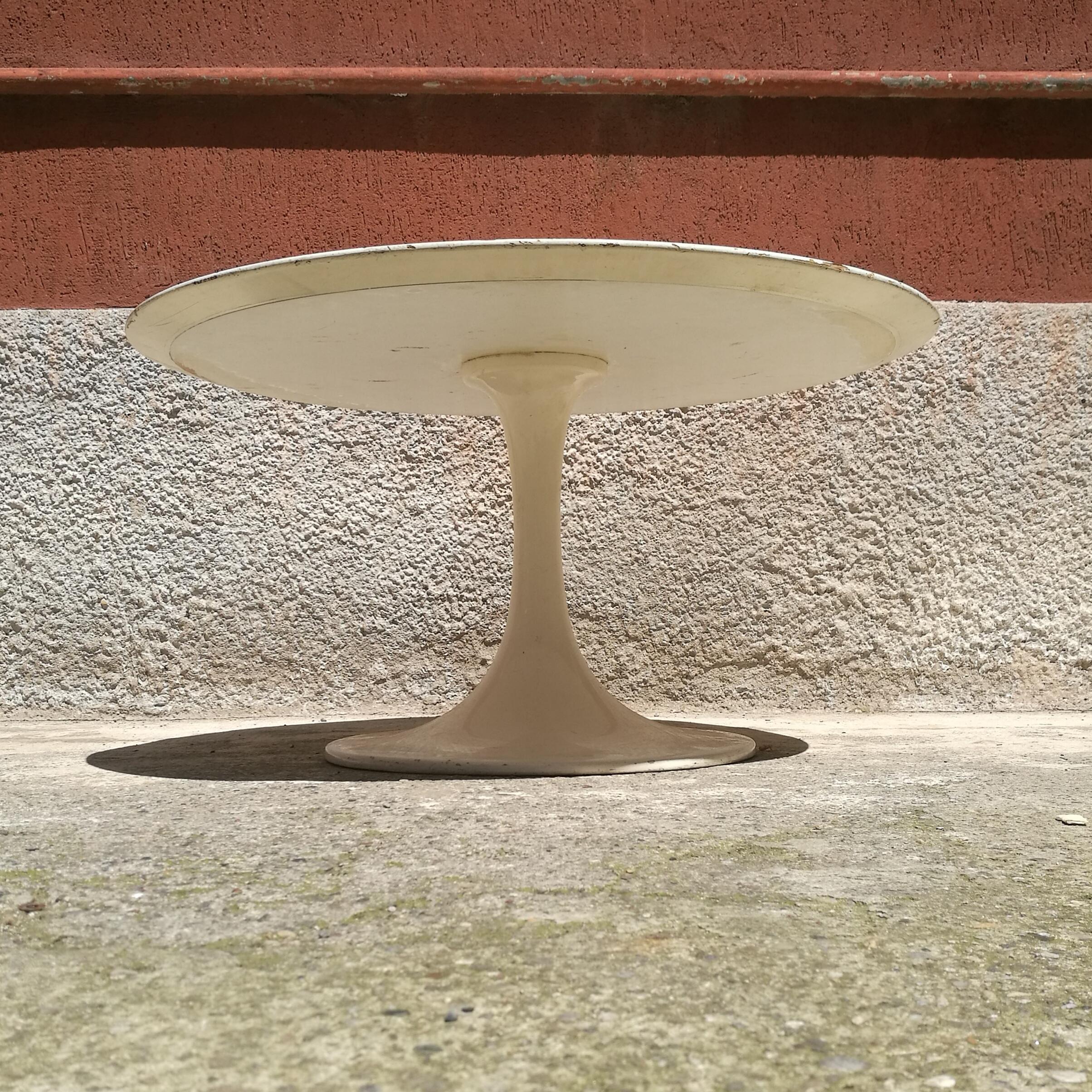 Italian round tulip coffee table, 1970s
Italian round tulip coffee table, in the style of Eero Saarinen for knoll.
The base is in white metal while the top is in metal and laminate.