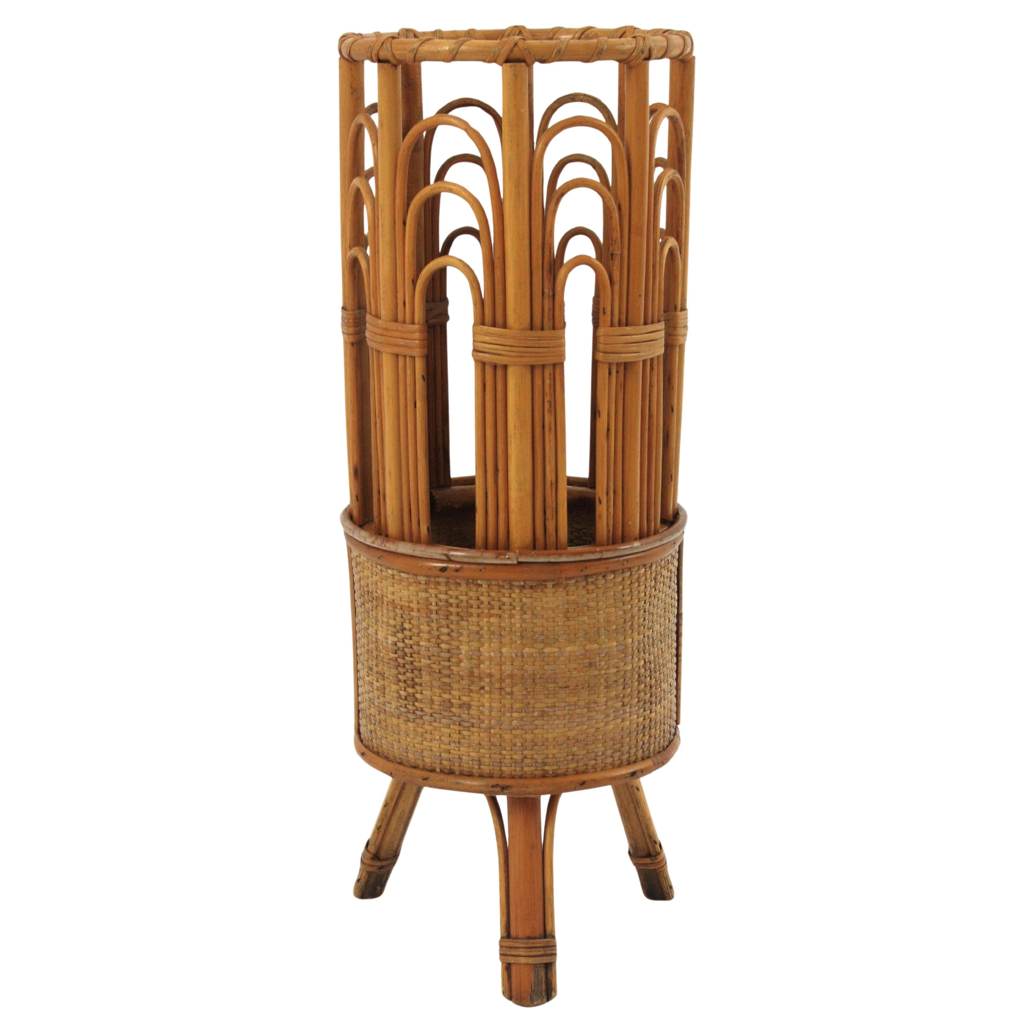 Portaombrelli rotondo italiano in rattan e vimini intrecciato, anni 
60 in vendita